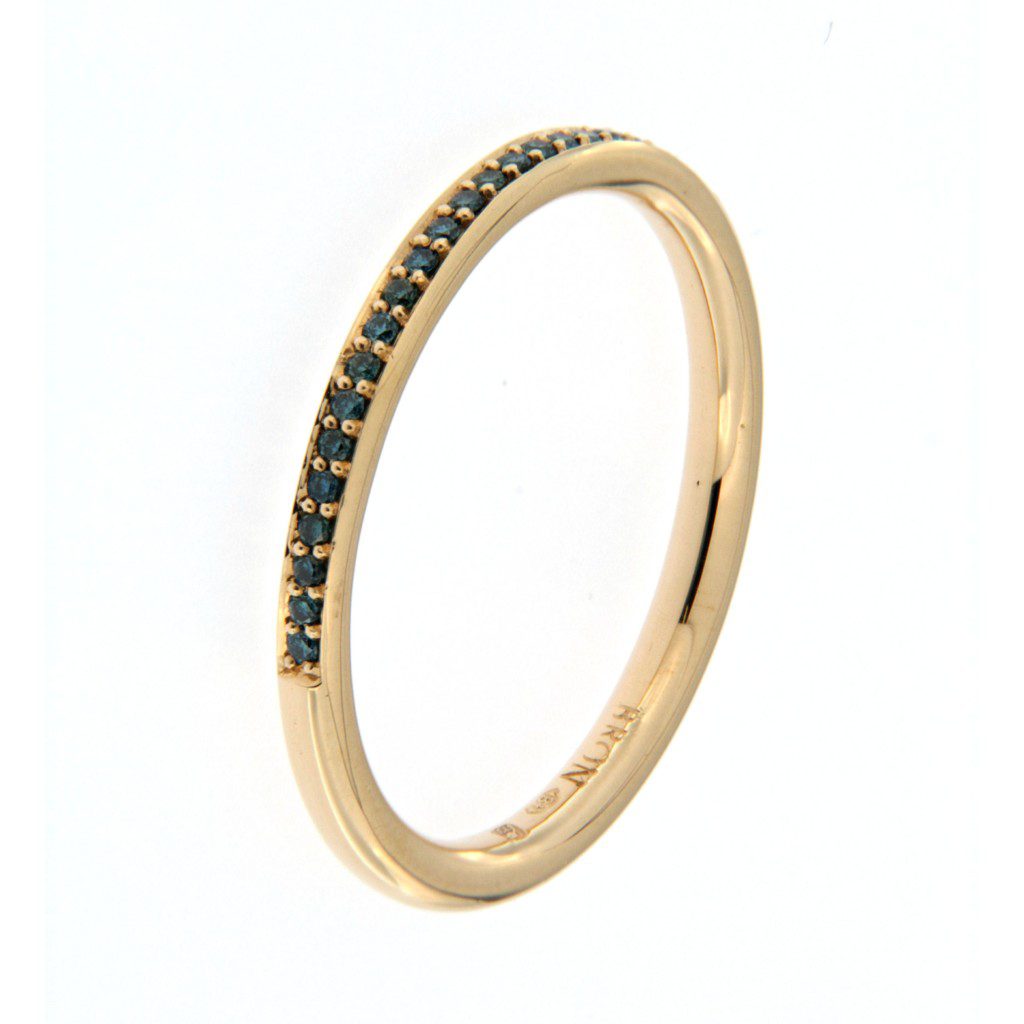 Deze Stax ring met blauwe diamant is de ideale aanschuifring en mag in geen enkel juwelenkistje ontbreken.