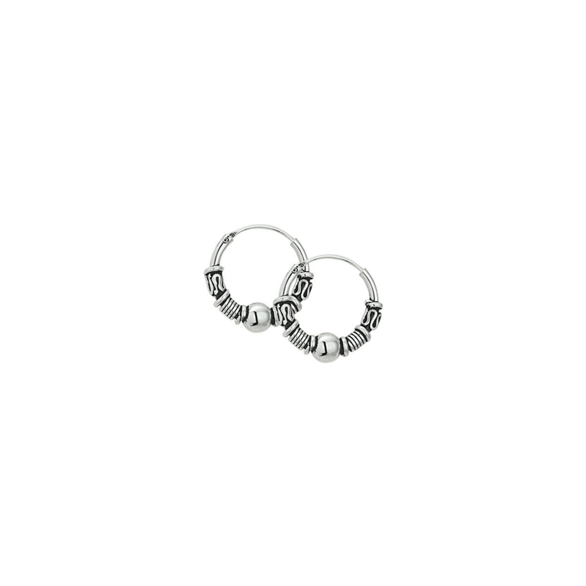 Geoxideerd 925 zilveren oorringen in Bali stijl. De oorringen hebben een breedte van 4mm.
