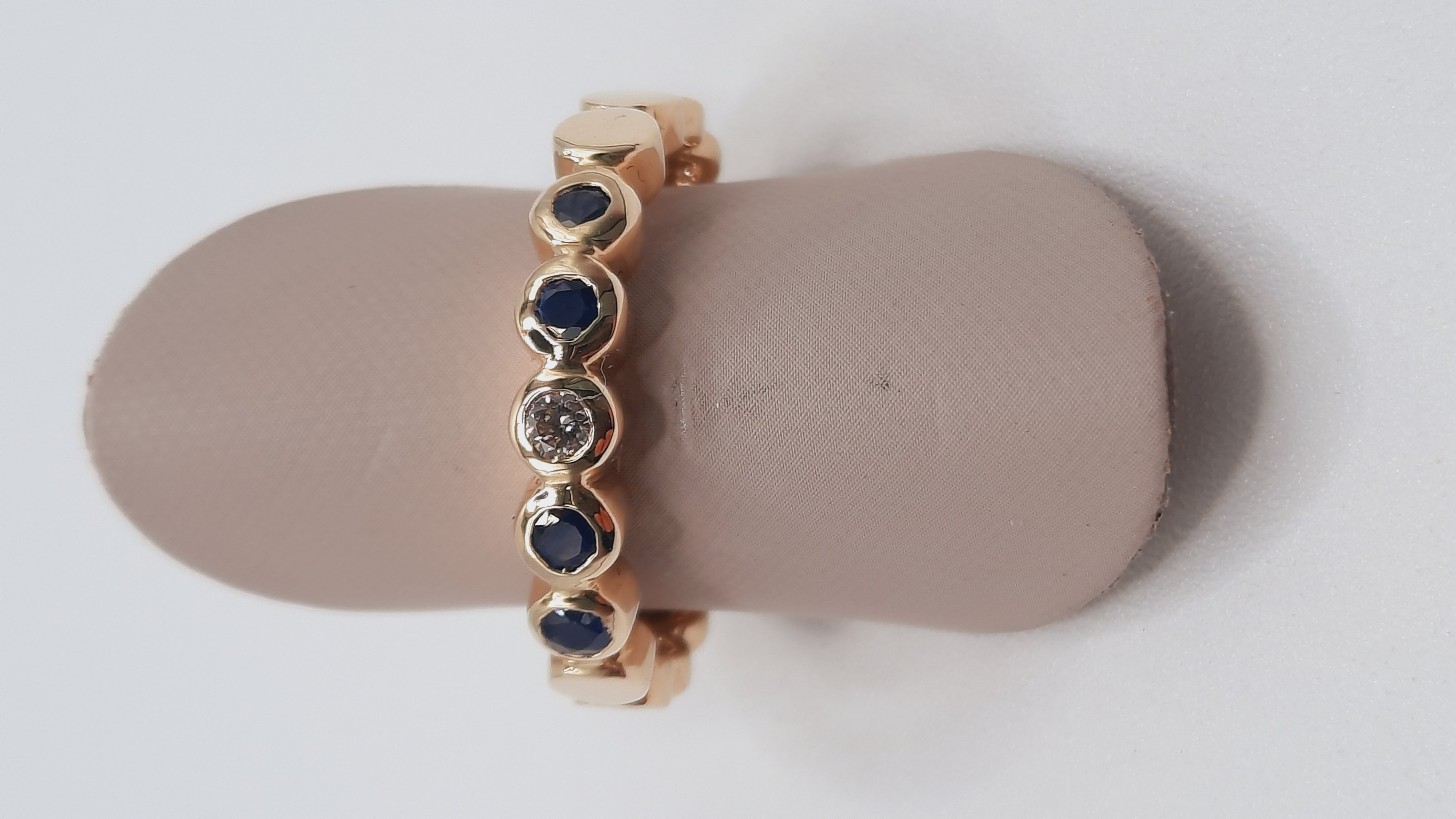 gouden ring 14kt 
met diamant -saffier 0.38