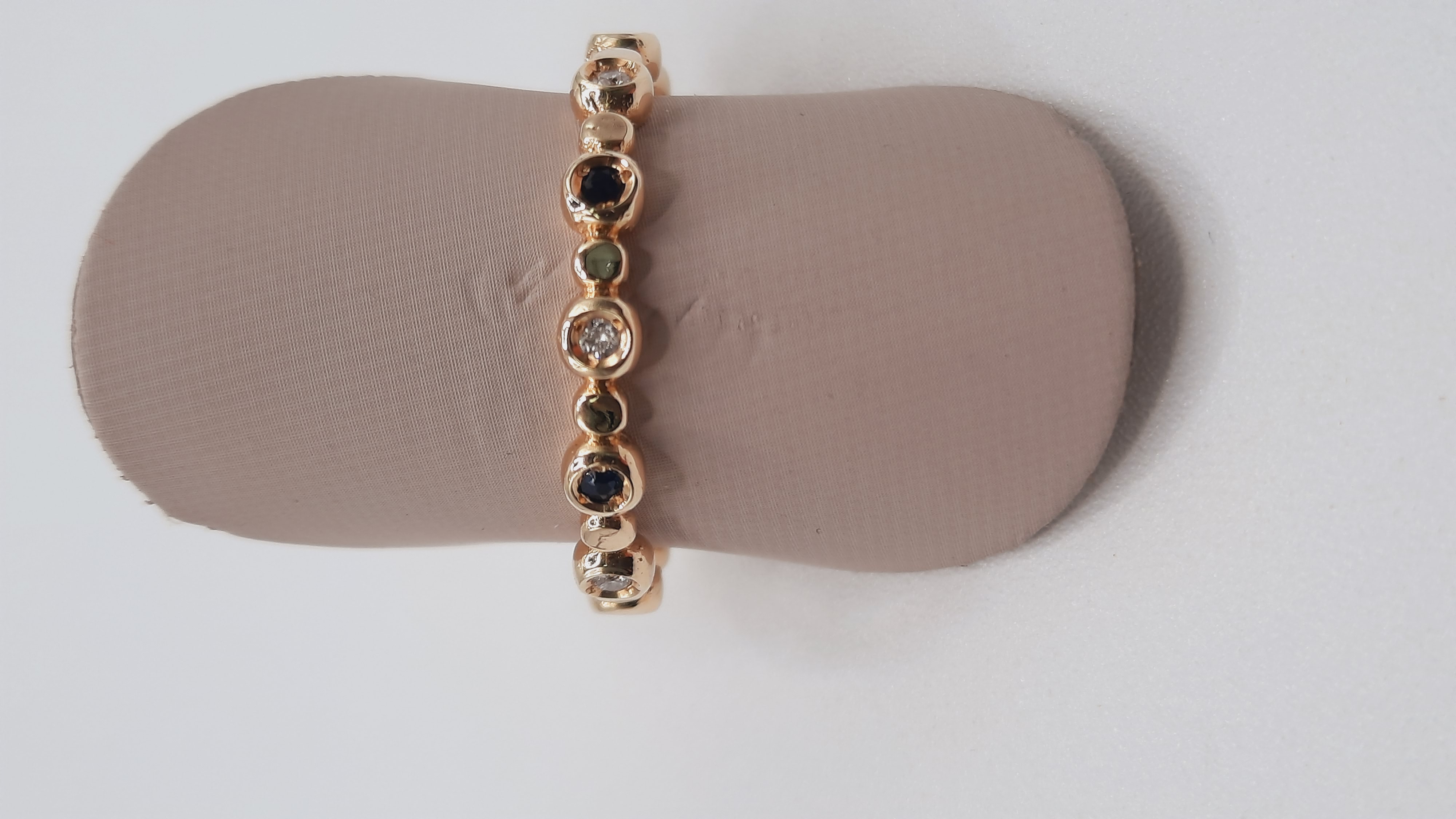 De diamant ring 14k, modelnummer 0002242, is een gouden ring met 14 karaat, versierd met 6 diamanten van zuiverheid SI1 en kleur H (White Wesselton) en saffieren. Perfect voor een elegante uitstraling bij speciale gelegenheden of als statement piece. Draag hem op je ringvinger of mix en match met andere ringen voor een verfijnde look.