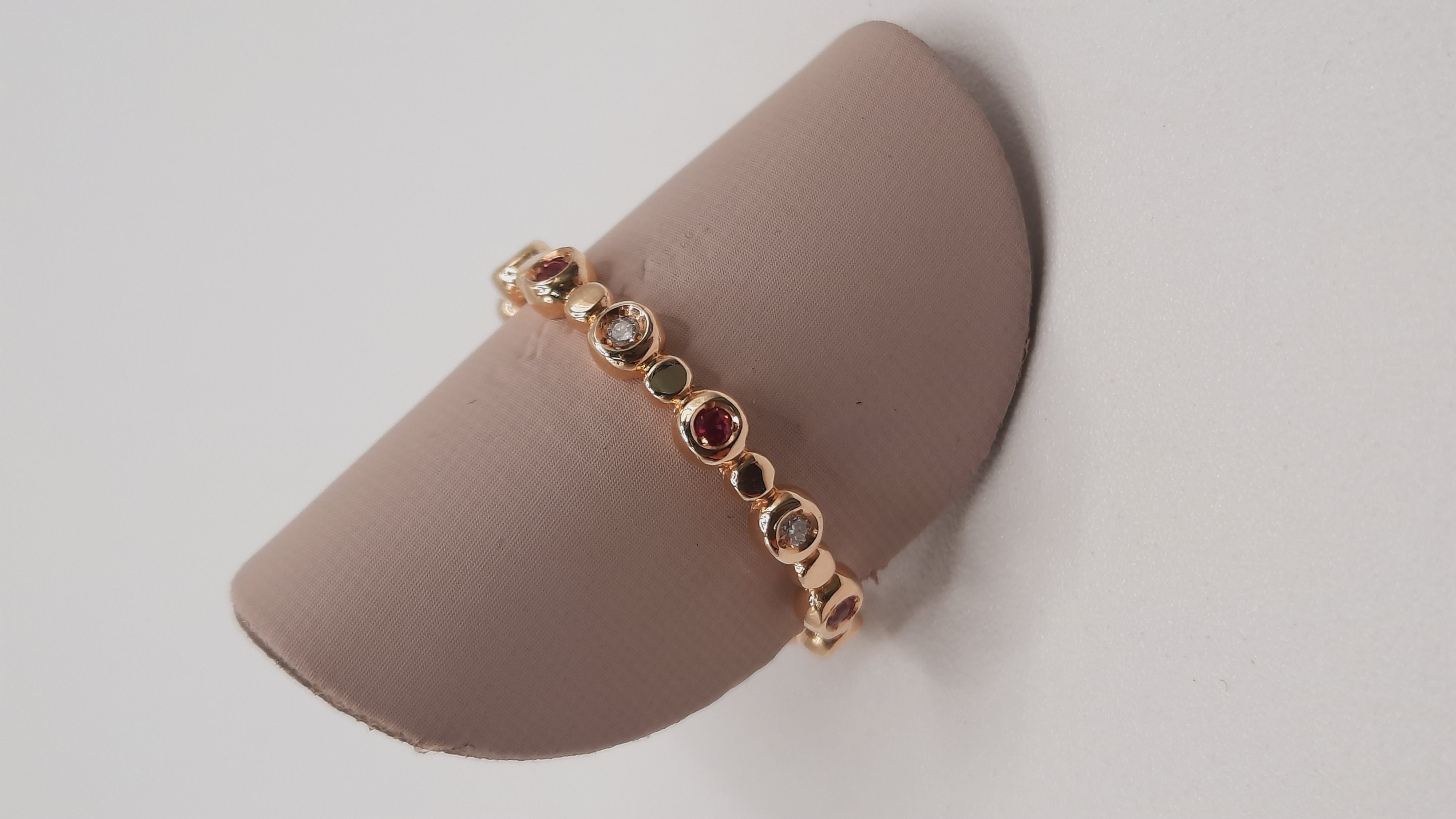 Deze prachtige 14k gouden ring (modelnummer 0002242) bevat zes briljant geslepen diamanten (SI1, kleur H) en een robijn. De ring is maat 56 en straalt luxe uit. Perfect om uw outfit te accentueren voor speciale gelegenheden of als dagelijks statement stuk. Combineer met andere gouden sieraden voor een elegante look.