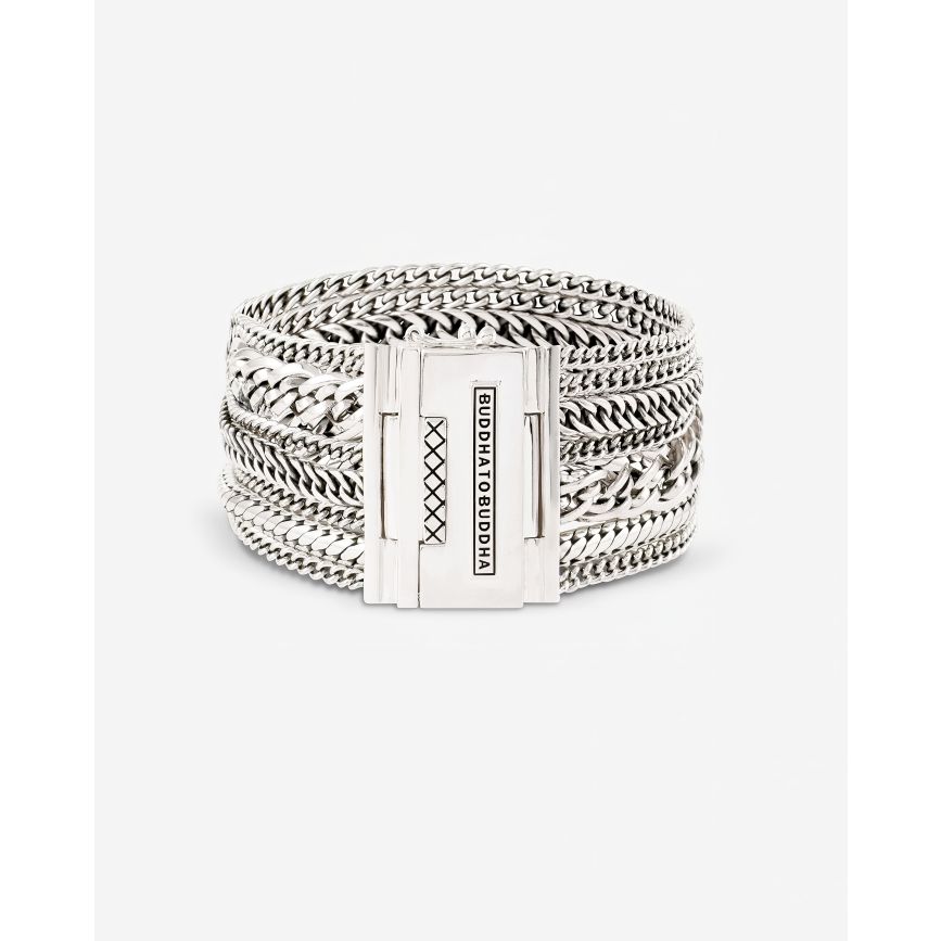 De Multi Chain Nathalie Armband is een symbool van innovatie en verfijning binnen onze collectie. Deze armband, met zijn meervoudige schakelontwerp, belichaamt verbinding en veelzijdigheid. Elke schakel is zorgvuldig handgemaakt van gerecycled zilver en weerspiegelt het vakmanschap en de passie van onze ambachtslieden. Deze armband is niet zomaar een sieraad; het is een statement van kracht, elegantie en individualiteit. Geïnspireerd door verbinding zijn de schakels met elkaar verwoven, wat resulteert in een tijdloos ontwerp dat zowel modern als klassiek aanvoelt. De Multi Chain Nathalie Armband geeft een unieke en opvallende look. Draag het als een viering van jouw unieke pad en de vele connecties die je onderweg maakt. Wij geloven dat ieder sieraad een eigen ziel heeft, wat betekent dat voor jou?