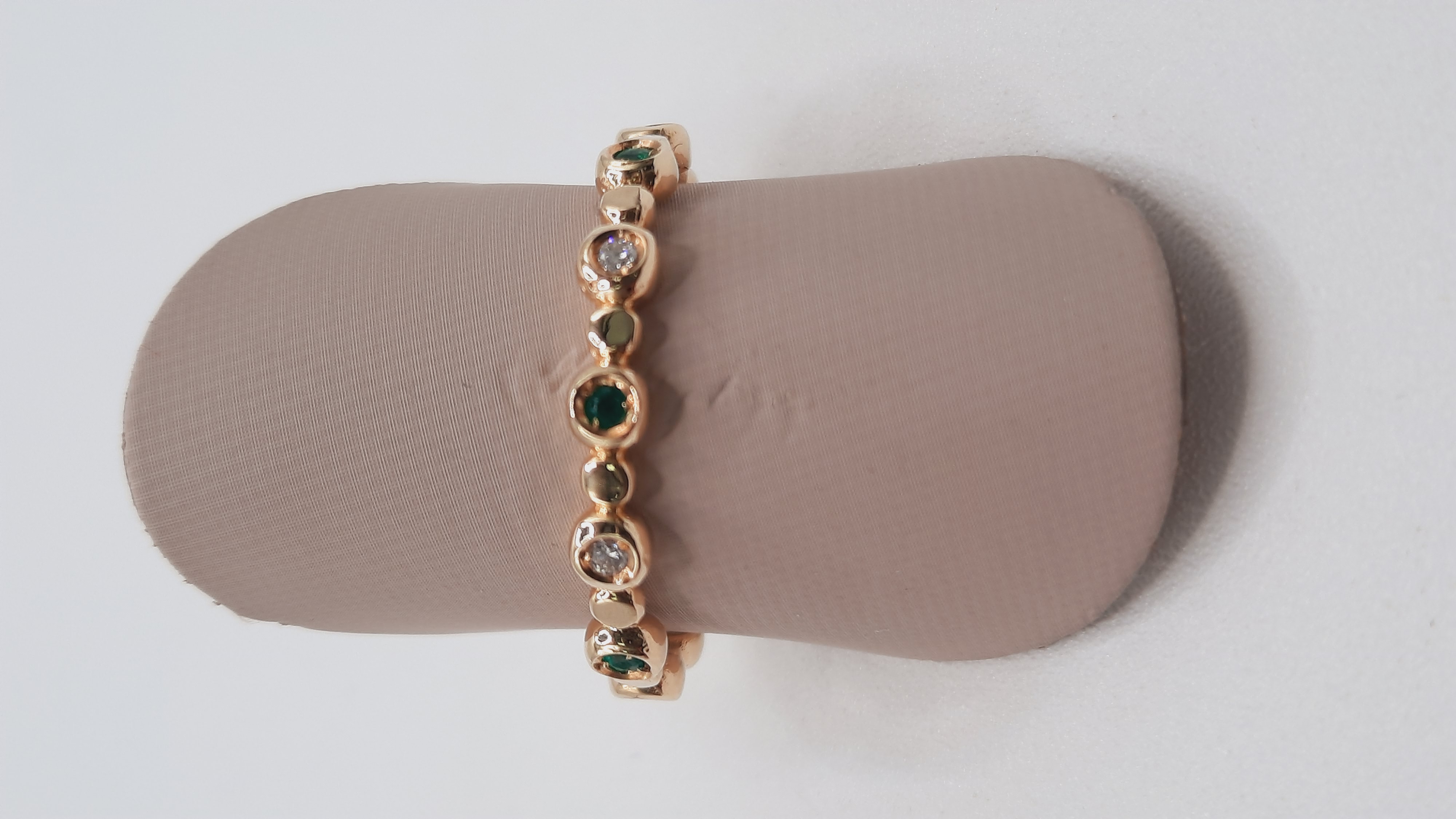 De diamanten ring 14k, modelnummer 0002243, is een schitterend sieraad in de categorie ring, vervaardigd van 14-karaats goud en bezet met 6 briljant geslepen diamanten van SI1 helderheid en H kleur, samen met smaragden. Ideaal voor speciale gelegenheden, draag deze ring om uw elegante stijl te accentueren. Maat: 55.