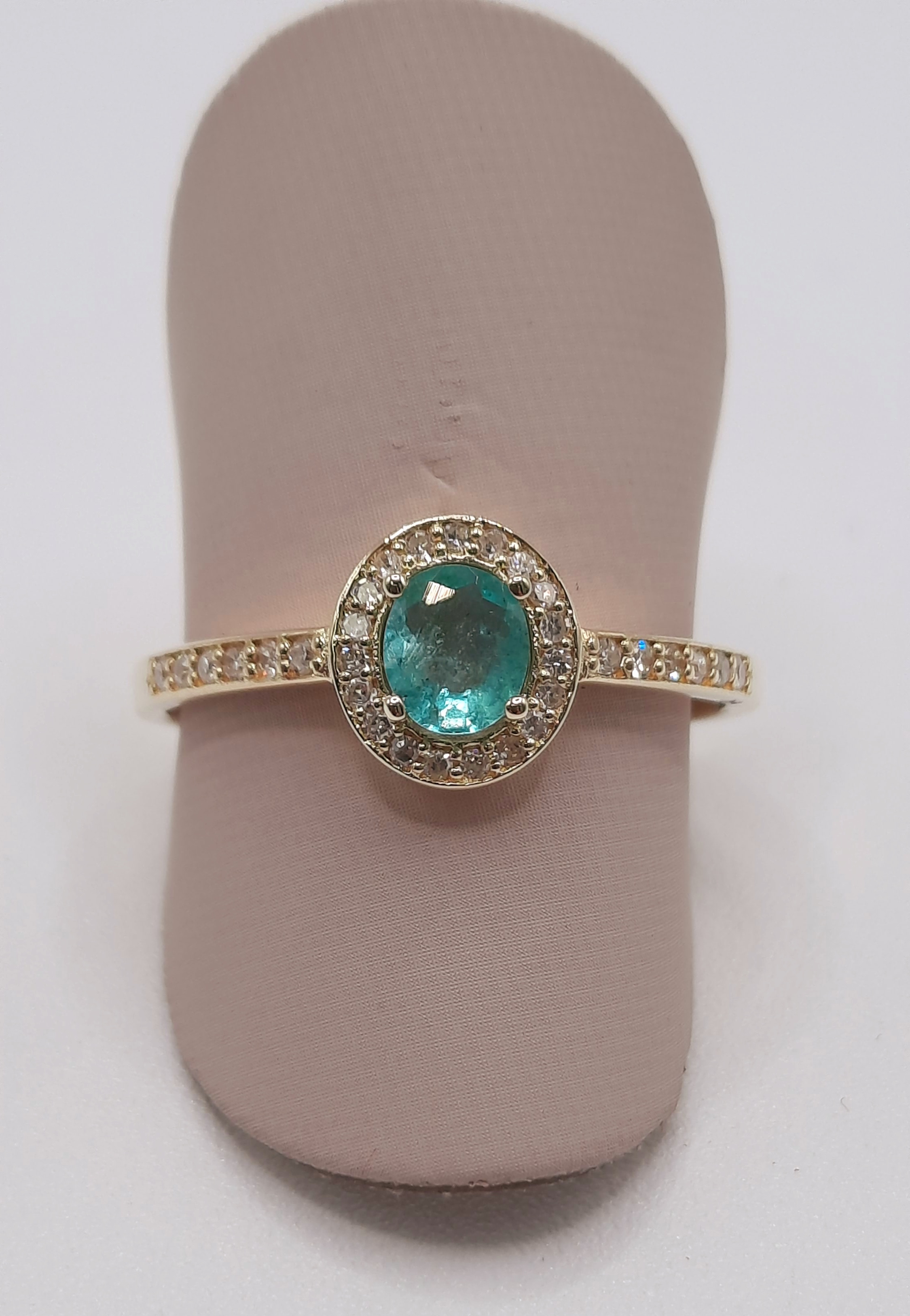 De diamant ring, modelnummer 0002244, is een prachtige 14k gouden ring met 30 smaragdstenen en diamanten met SI1 zuiverheid en H-kleur. Perfect voor speciale gelegenheden of dagelijks gebruik, dankzij de elegante gouden kleur. Draag hem solo voor een verfijnde look of combineer met andere sieraden voor extra flair. Maat: 55.