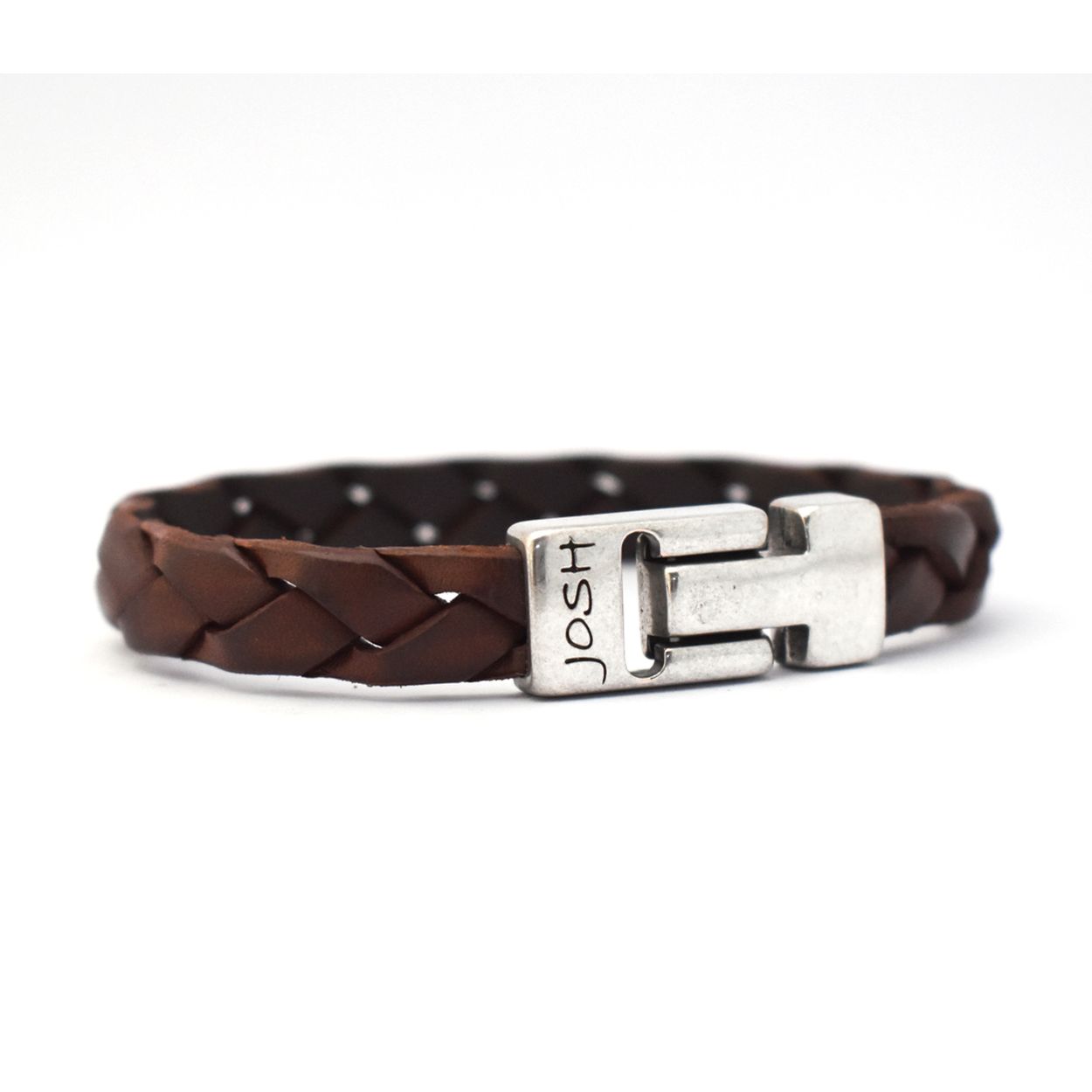 Dit prachtige Josh armband is gemaakt van leer en verzilverd. Het heeft een stoere uitstraling en is een echte eyecatcher. De armband is perfect te combineren met andere sieraden en past bij elke outfit. Draag hem om je pols voor een trendy look. De armband is verstelbaar en past dus om elke pols. Maak je outfit compleet met deze mooie armband!