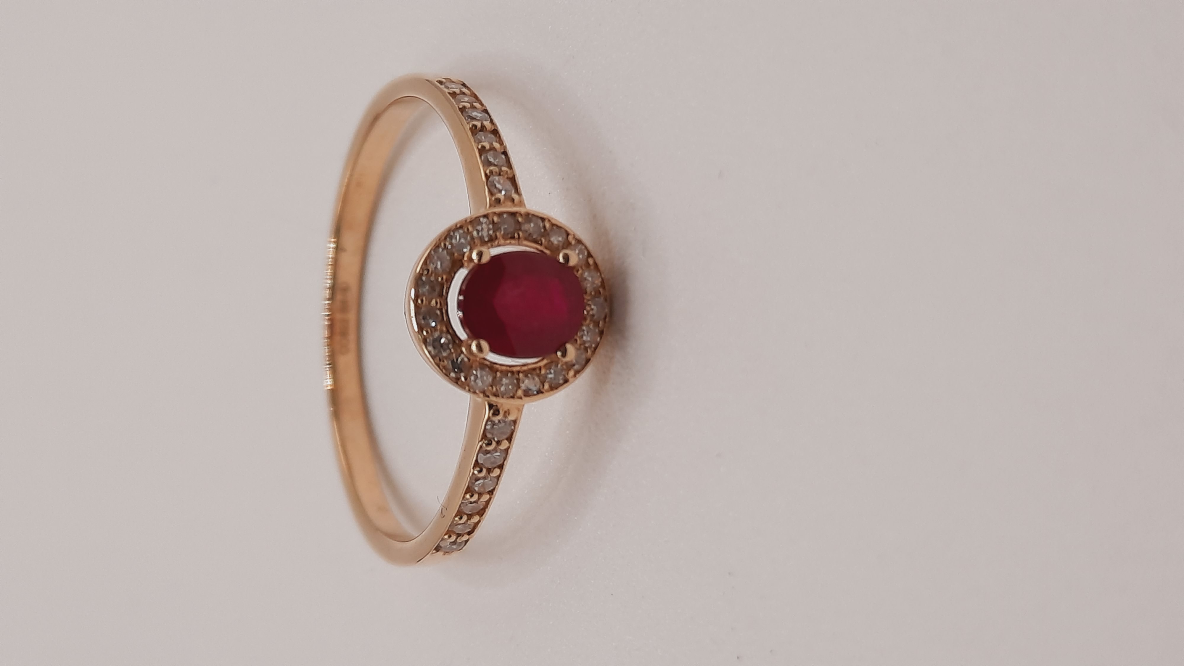 De product 0002245 is een schitterende gouden ring met een 14kt diamant en robijn. De diamant heeft een briljantgeslepen H-kleur en SI1-zuiverheid. Ideaal om te dragen bij speciale gelegenheden of als statement sieraad voor dagelijks gebruik. Perfect te combineren met andere gouden sieraden voor een verfijnde en luxe uitstraling. Ringmaat: 55.