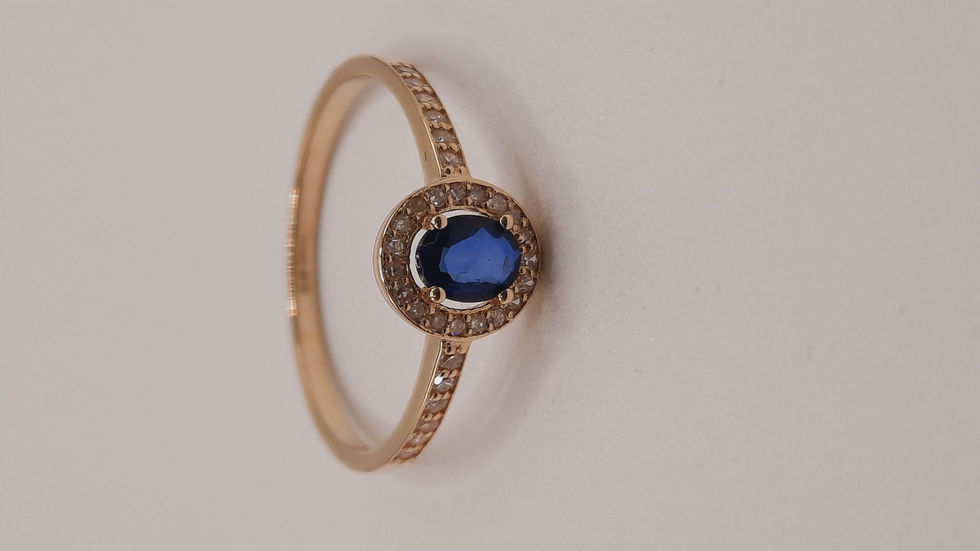 Dit schitterende diamant ringmodel (nummer 0002246) van een onbekend merk bevat een 14kt gouden setting. Het heeft een briljant gesneden SI1 pure witte Wesselton diamant en een saffier. De gouden kleur geeft elegantie en verfijning. Perfect voor een speciale gelegenheid, het past het beste aan de ringvinger. Maat: 55. Materialen: 14 karaat goud.