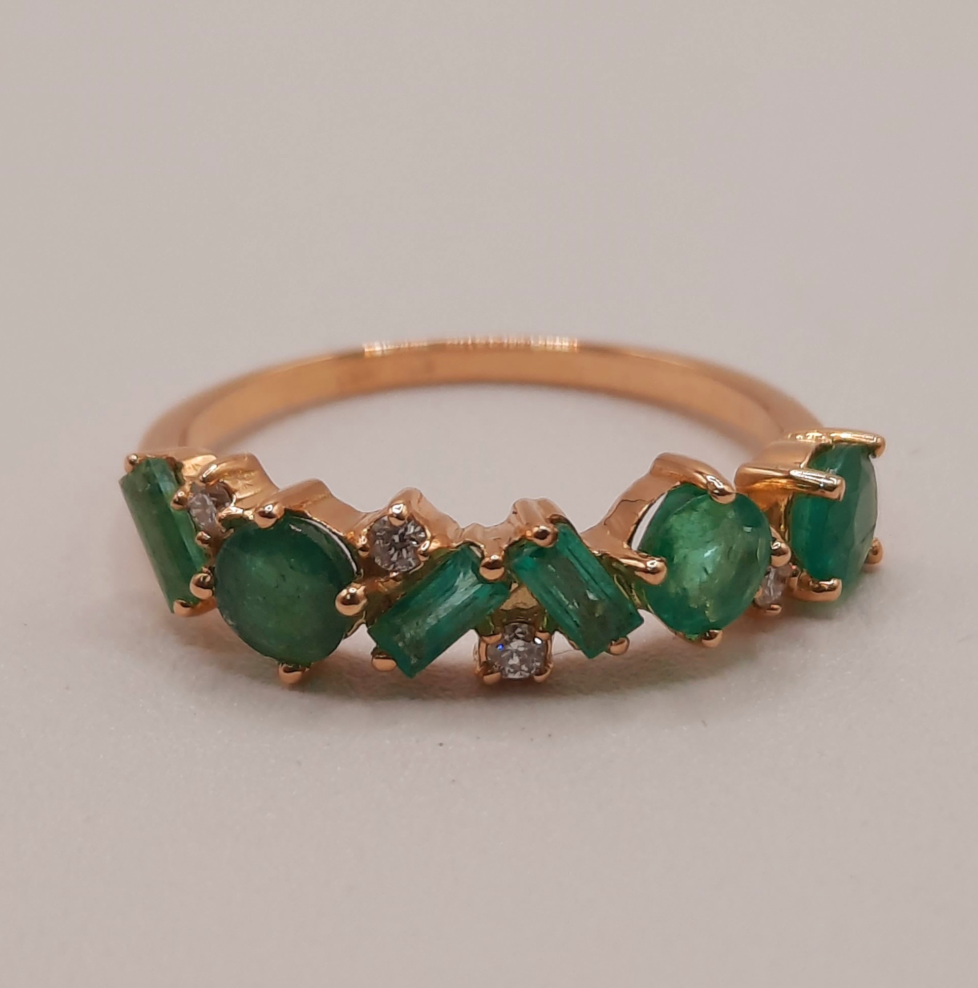 Deze schitterende 14k goudkleurige diamanten ring (modelnummer 0002247) heeft een elegant design met zes briljant geslepen diamanten van zuiverheid SI1 in kleur H (Wesselton) en een gewicht van 1.33. Een vleugje smaragd zorgt voor extra allure. Perfect te combineren met avondkleding voor speciale gelegenheden. Ringmaat 53 zorgt voor een comfortabele pasvorm.