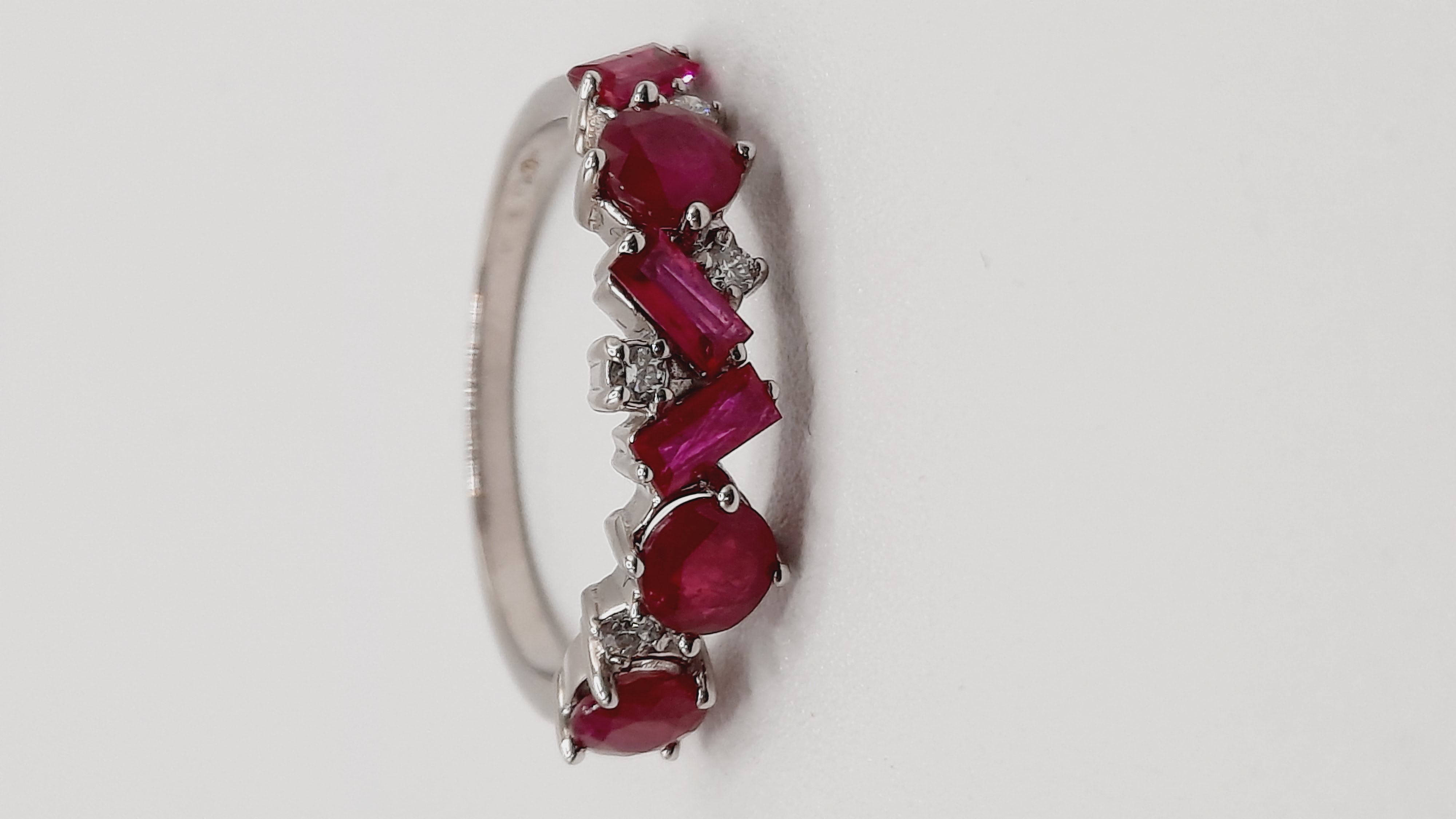 Deze prachtige 14k gouden diamanten ring, model 0002248, combineert elegantie met verfijning. Met 4 briljant geslepen diamanten van SI1 zuiverheid en H-kleur, samen met een prachtige robijn, straalt deze ring luxe uit. Perfect voor elke speciale gelegenheid. Draag hem op zichzelf voor een subtiele maar verfijnde look. Maat 53.