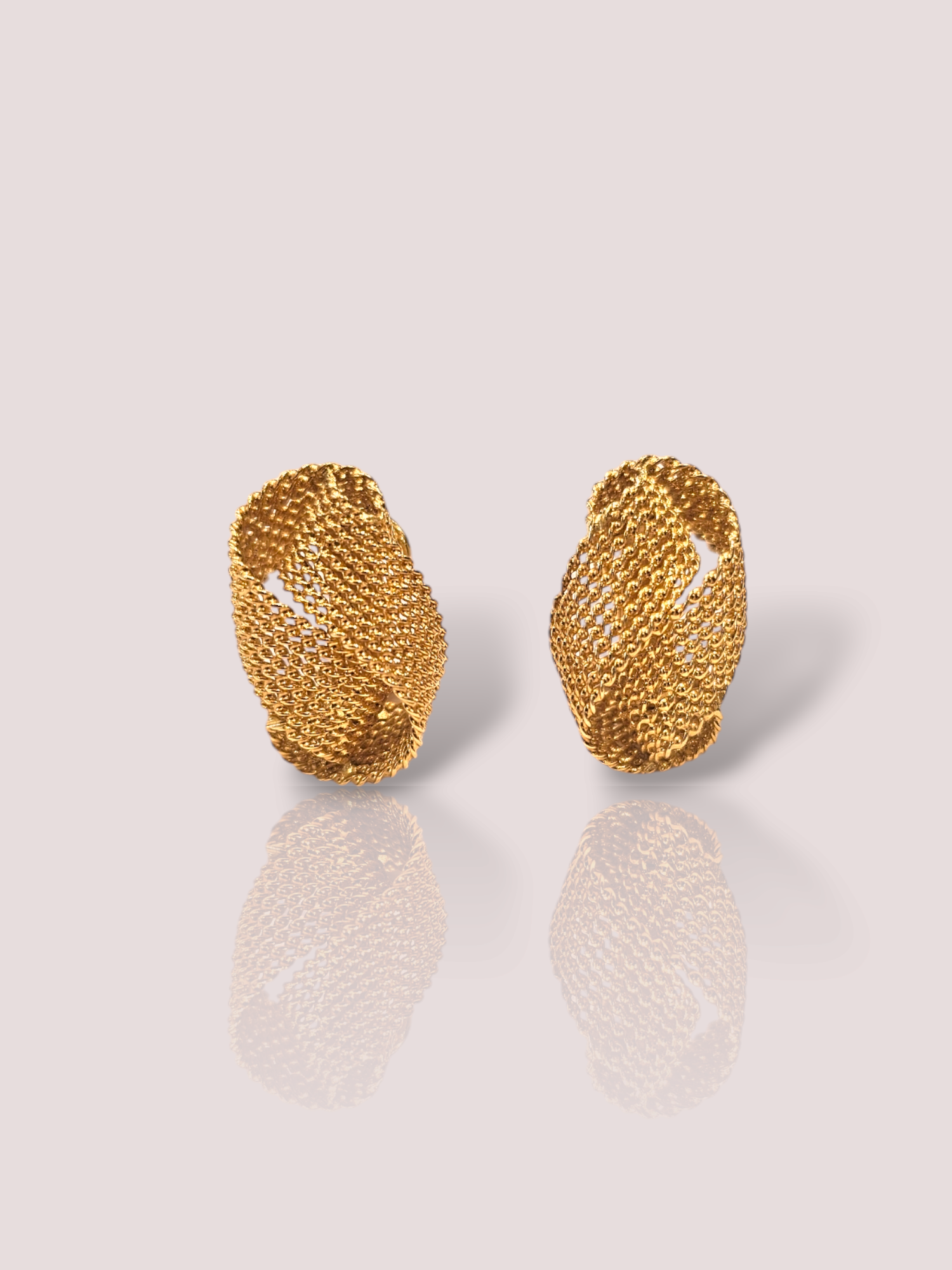 Deze vintage 18k geelgouden oorbellen hebben een klassieke en elegante uitstraling. De oorbellen zijn subtiel en verfijnd, waardoor ze perfect zijn voor dagelijks gebruik of voor speciale gelegenheden. Draag ze met je favoriete outfit voor een vleugje glamour en stijl. Deze oorbellen zijn tijdloos en zullen een prachtige toevoeging zijn aan je sieradencollectie.

Deze prachtige oorbellen wegen samen 7,95 gram en zijn 2,8 bij 1,8 cm.