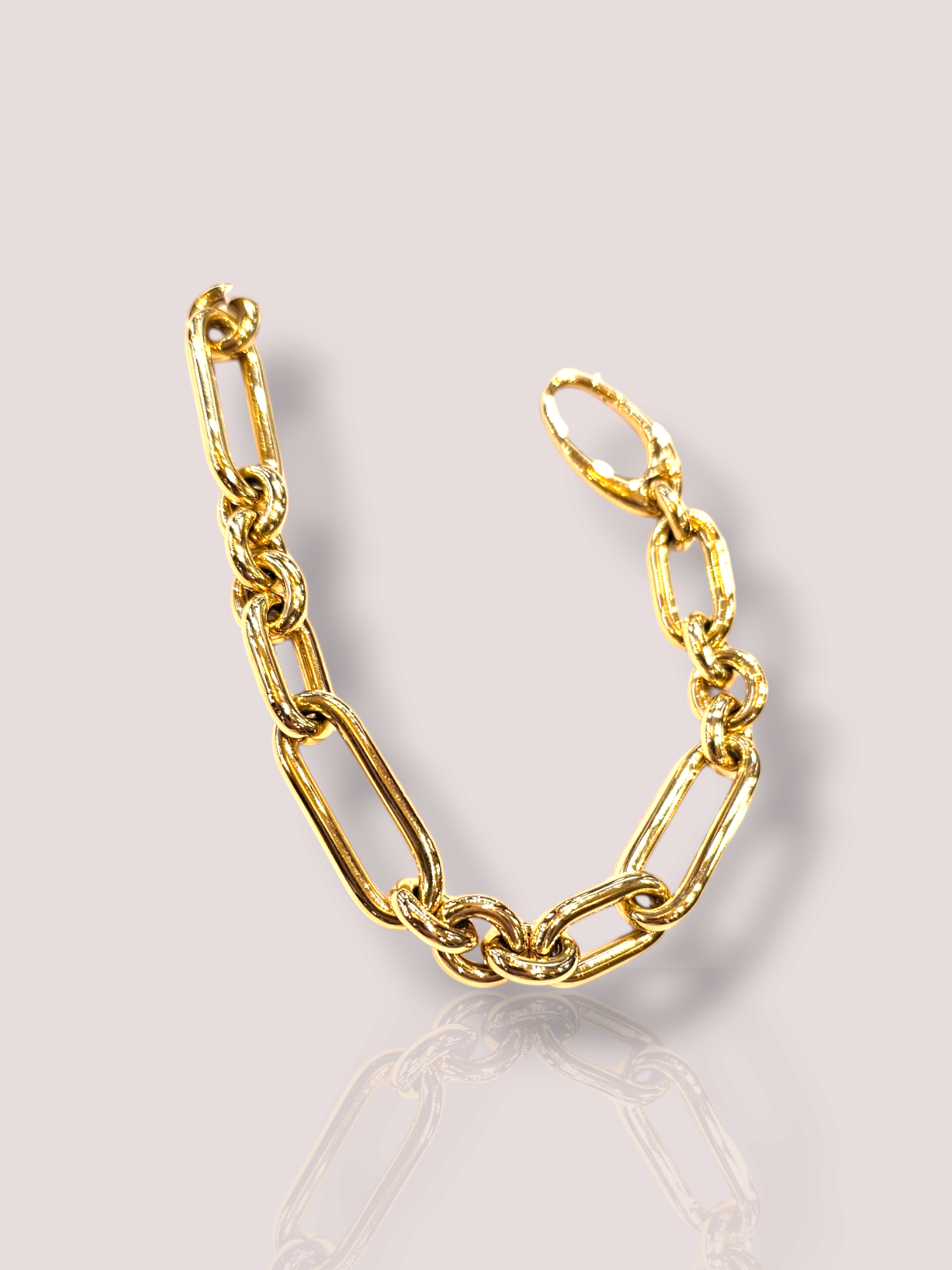 Deze prachtige 14k geel gouden schakelarmband van House of Bruens is een tijdloze toevoeging aan je sieradencollectie. De armband heeft een klassiek design en is perfect voor dagelijks gebruik of speciale gelegenheden. Draag hem alleen voor een subtiele touch of combineer met andere armbanden voor een trendy look. Een echte must-have voor elke vrouw!

Hoe draag je het?
- Draag deze schakelarmband alleen voor een elegante uitstraling.
- Combineer met andere armbanden voor een trendy en unieke look.
- Perfect voor dagelijks gebruik of speciale gelegenheden.
