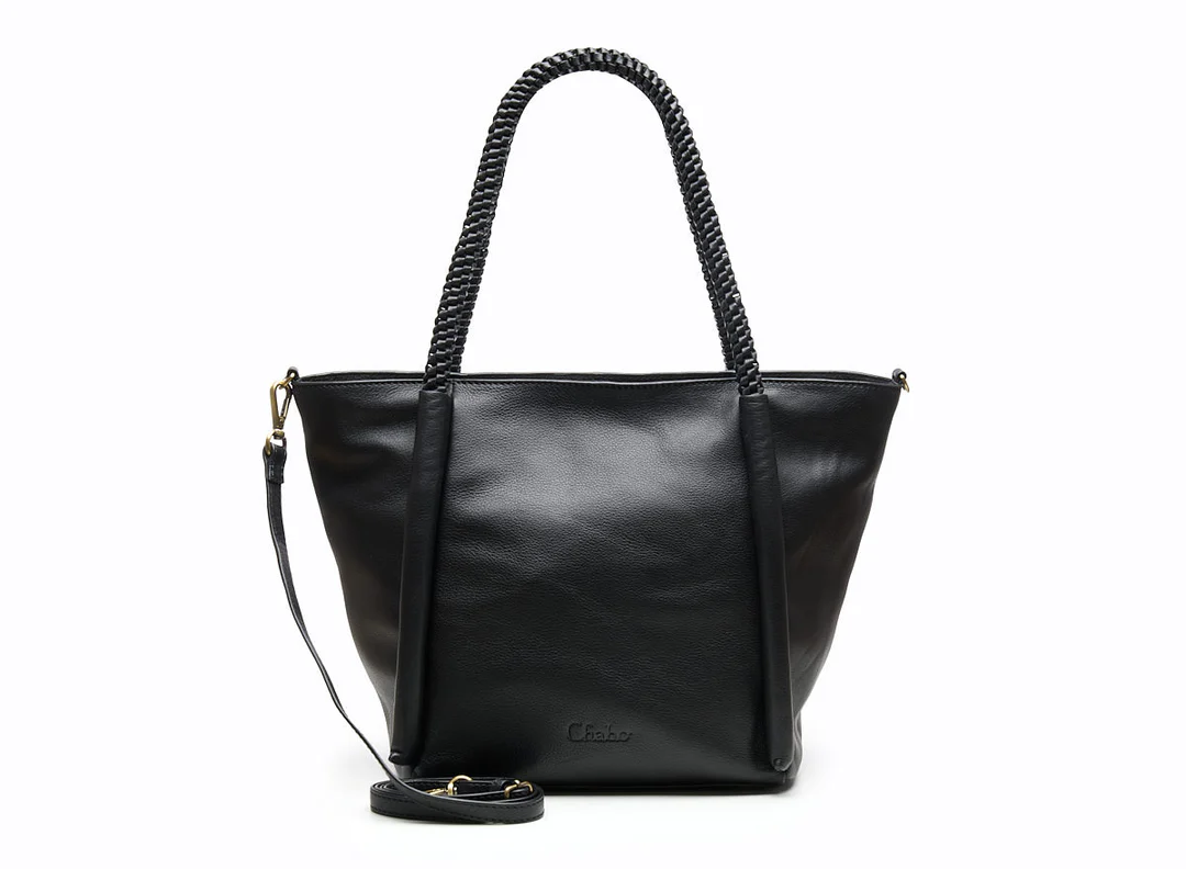 Op zoek naar een stijlvolle shopper van leer? Zoek dan niet verder! De Skye Shopper is dé perfecte shopper, met een opvallend detail aan beide zijkanten. Een echte eyecatcher!

De shopper van leer heeft een rits, zodat de inhoud van je tas goed verborgen blijft. De onderkant heeft beschermende pootjes, zodat deze niet snel beschadigd.

Aan de binnenzijde vind je twee extra insteekvakken en aan de achterzijde bevindt zich een extra ritsvak. Genoeg ruimte voor al je essentials!