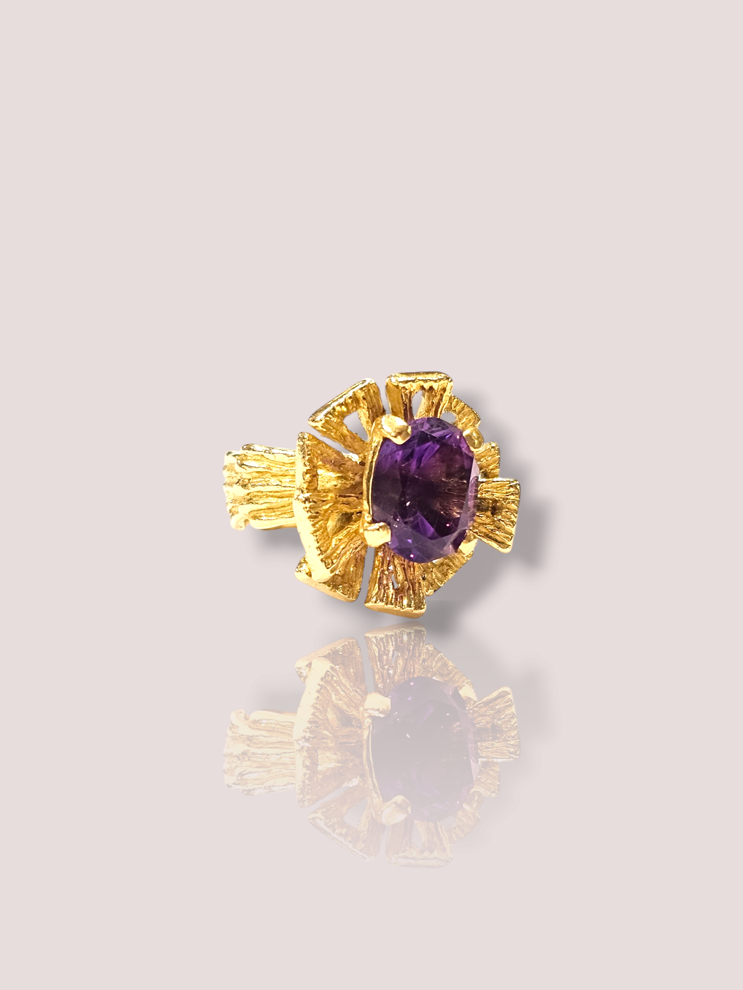 Deze prachtige vintage 18k geel gouden ring uit de jaren 70 is voorzien van een schitterende amethist steen van 11 x 9 mm. De ring is tijdloos en elegant, perfect voor elke gelegenheid. Draag deze ring alleen of in combinatie met andere gouden sieraden voor een chique look. De amethist staat bekend om zijn kalmerende en beschermende eigenschappen, waardoor deze ring niet alleen mooi is maar ook een positieve energie uitstraalt. Een waardevolle toevoeging aan je sieradencollectie! De ring weegt 14,52 gram. De ring decoratie is 1,8 bij 1,8 cm.