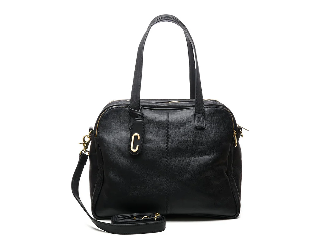 Ga je binnenkort op reis of een weekendje weg? Dan is de Chabo Traveller een echte uitkomst! Deze ruime crossbody reistas neem je overal mee naartoe en biedt voldoende ruimte voor al je benodigdheden!

Deze luxe crossbody reistas is gemaakt van stevig leer en afgewerkt met goud metalen ritsen. De leren hanger met de goud metalen ‘C’ maakt de tas helemaal af!

Omdat de zwart leren crossbody reistas geleverd wordt met korte, maar ruime schouderbanden en een extra lange, verstelbare band is hij op verschillende manieren te dragen. Het soepele leer zorgt voor een comfortabele grip.

Daarnaast heeft deze crossbody reistas drie grote opbergvlakken, met aan de achterkant een extra snelvak met rits voor je tickets, paspoort of andere essentials. Niet alleen geschikt voor het reizen, maar ook voor naar kantoor of school!