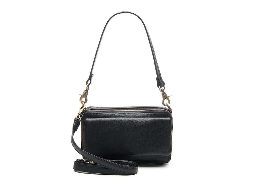 Ben je op zoek naar een leren crossbody tas met handige magneetsluiting? Dan is de Noa Fashion Bag écht iets voor jou!

Met de korte, brede schouderband kun je de crossbody tas op verschillende manieren dragen en past hij bij iedere look!

De rits van deze crossbody tas kan rondom open en heeft twee afzonderlijke vakken, gescheiden door een middenvak met rits. In het voorste vak bevinden zich zes extra vakjes voor je pasjes: zo heb je geen portemonnee meer nodig! Daarnaast bevindt zich in het achterste vak een extra ruimte met rits. Aan de voorzijde zit een extra insteekvak. Kortom: genoeg ruimte voor je spullen!