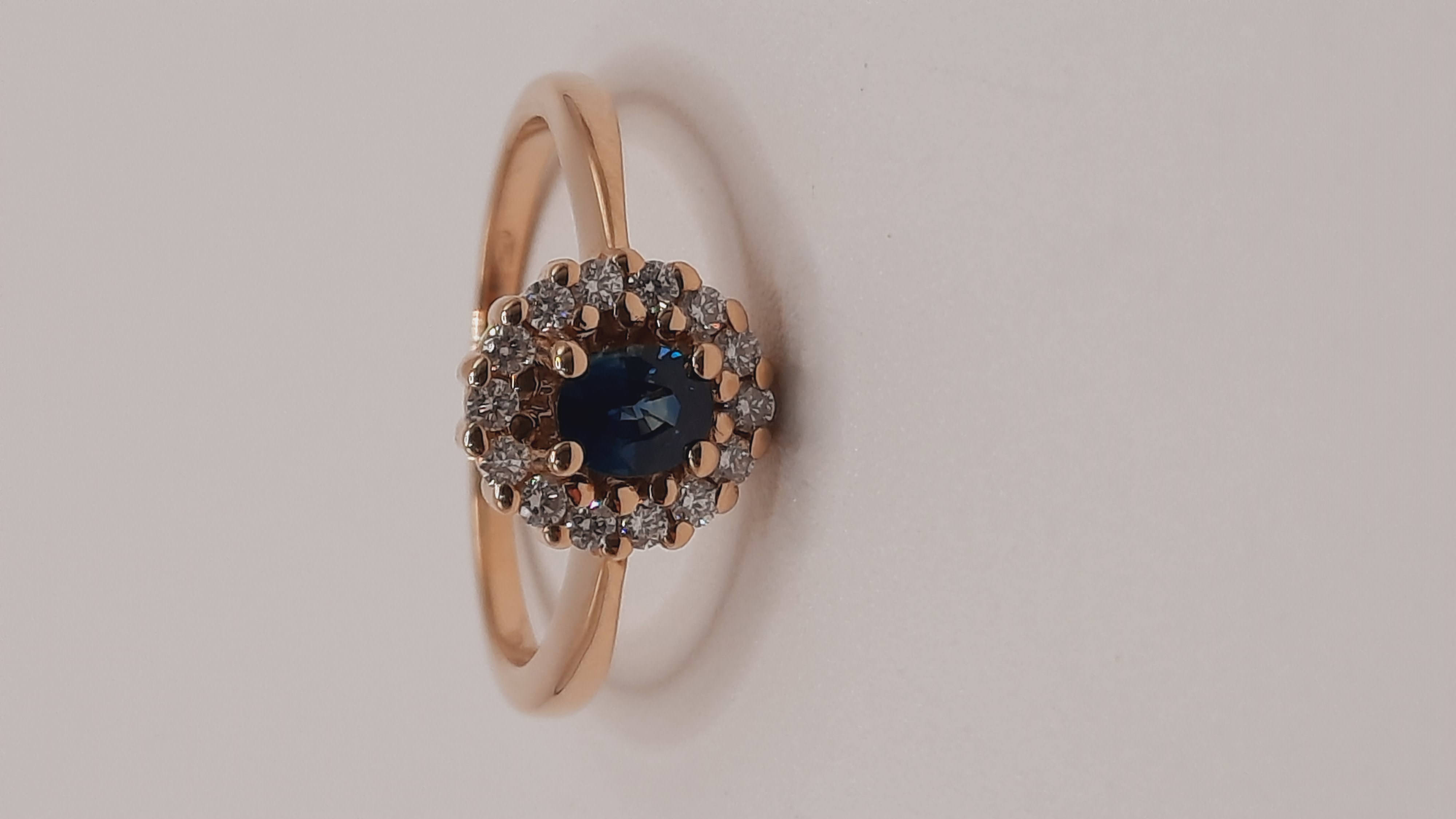 De diamant ring 14k, modelnummer 0002249, is een verfijnde gouden ring met een briljantgeslepen diamant (SI1, kleur H) en saffier accenten. Perfect om te combineren met elegante avondkleding of dagelijks te dragen voor een vleugje luxe. Deze ring, maat 55, is een tijdloze klassieker gemaakt van 14-karaats goud. Voeg een schitterend accent toe aan elke outfit!