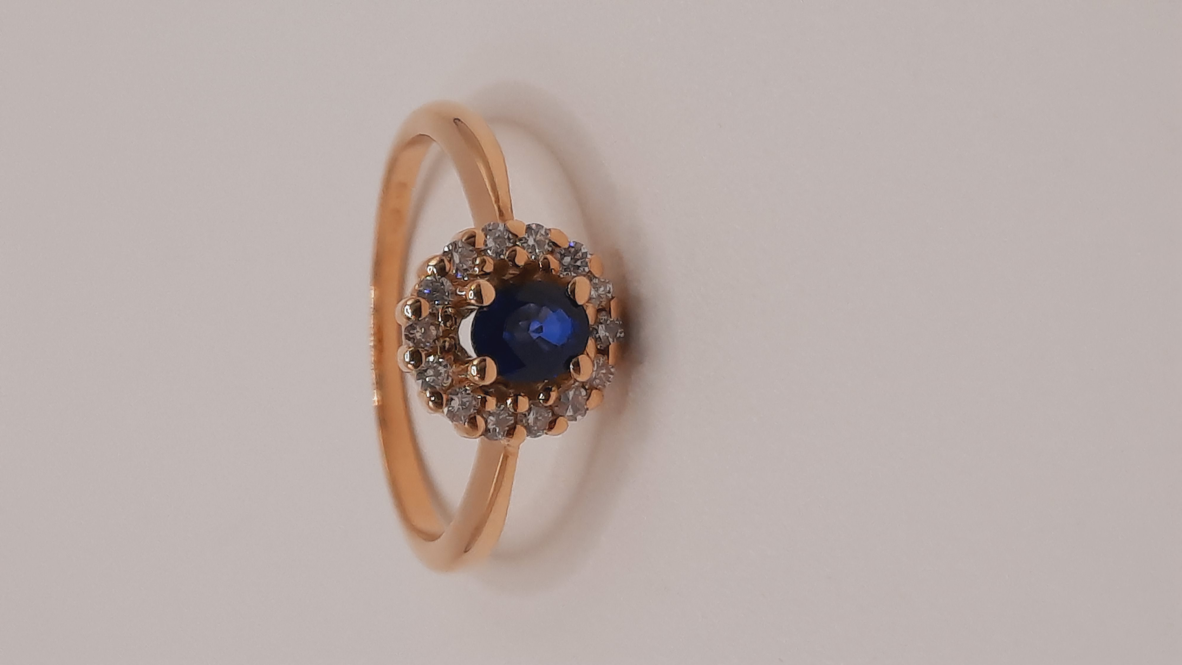 Deze diamant ring met modelnummer 0002250 is een prachtige 18kt gouden ring. Het bevat een briljant geslepen SI1 H-kleurige diamant en een saffier. Perfect om te dragen bij speciale gelegenheden om een vleugje elegantie toe te voegen. Draag het aan de ringvinger voor een klassieke look. Ideaal om te combineren met andere gouden sieraden.