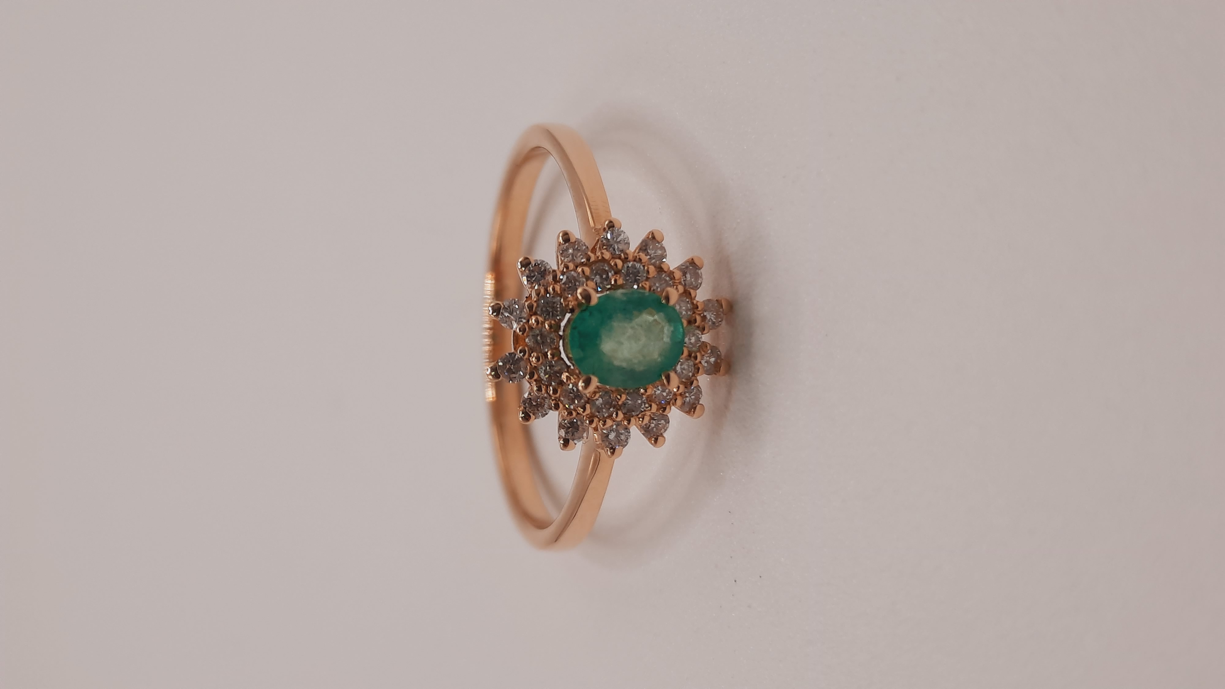 mooi gouden smaragd met diamant