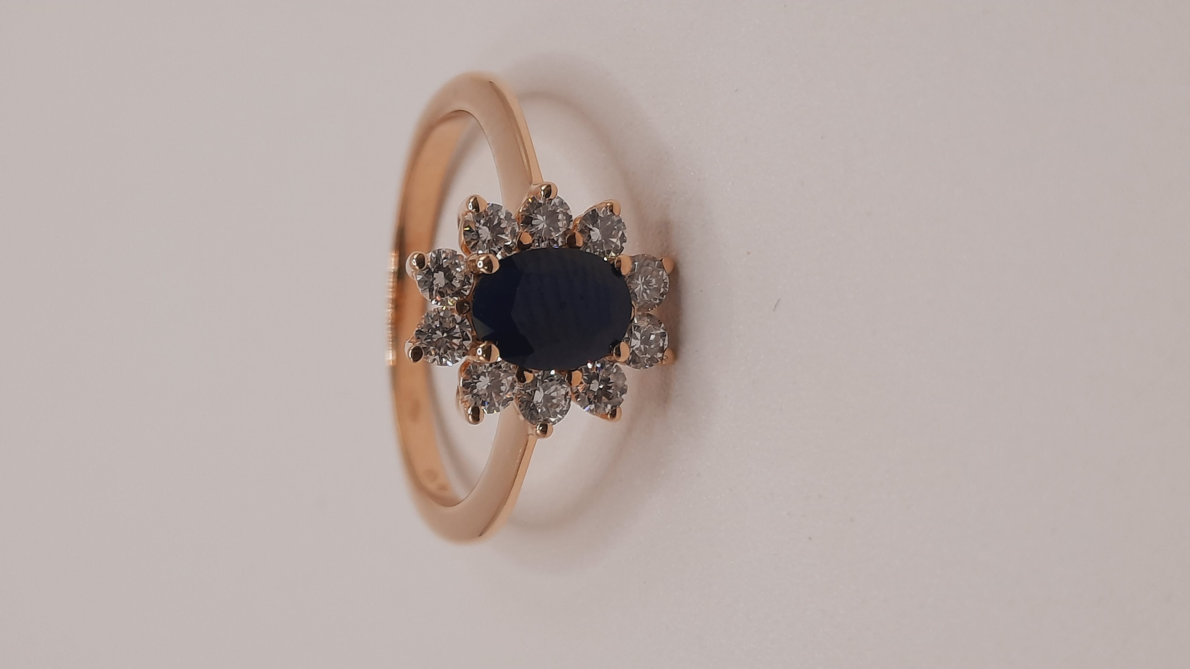 mooi gouden ring 14kt
met saffier en diamant 