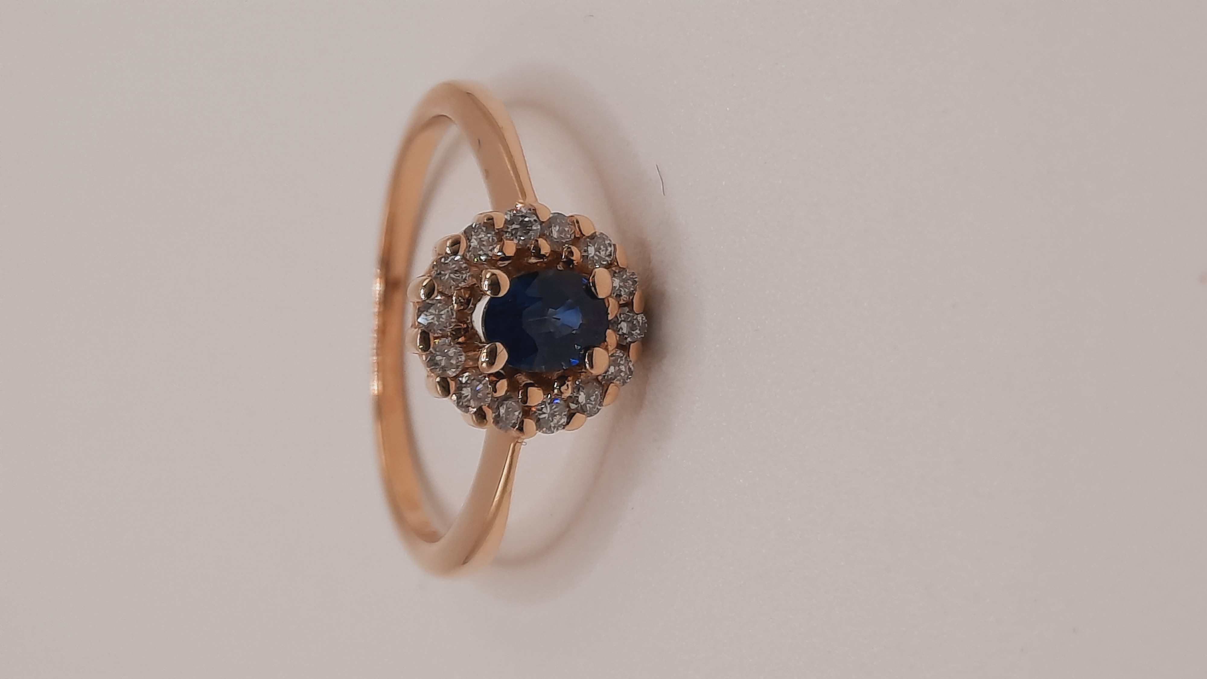 Deze prachtige Diamant-Saffier ring, modelnummer 0002253, is een elegant sieraad met een 14kt gouden kleur. Met een briljante 0,47ct SI1 H Wesselton diamant en een saffier, biedt deze ring een verfijnde uitstraling. Draag deze ring als een statement stuk voor speciale gelegenheden of als dagelijks luxe accessoire. Perfect voor liefhebbers van verfijnd vakmanschap.