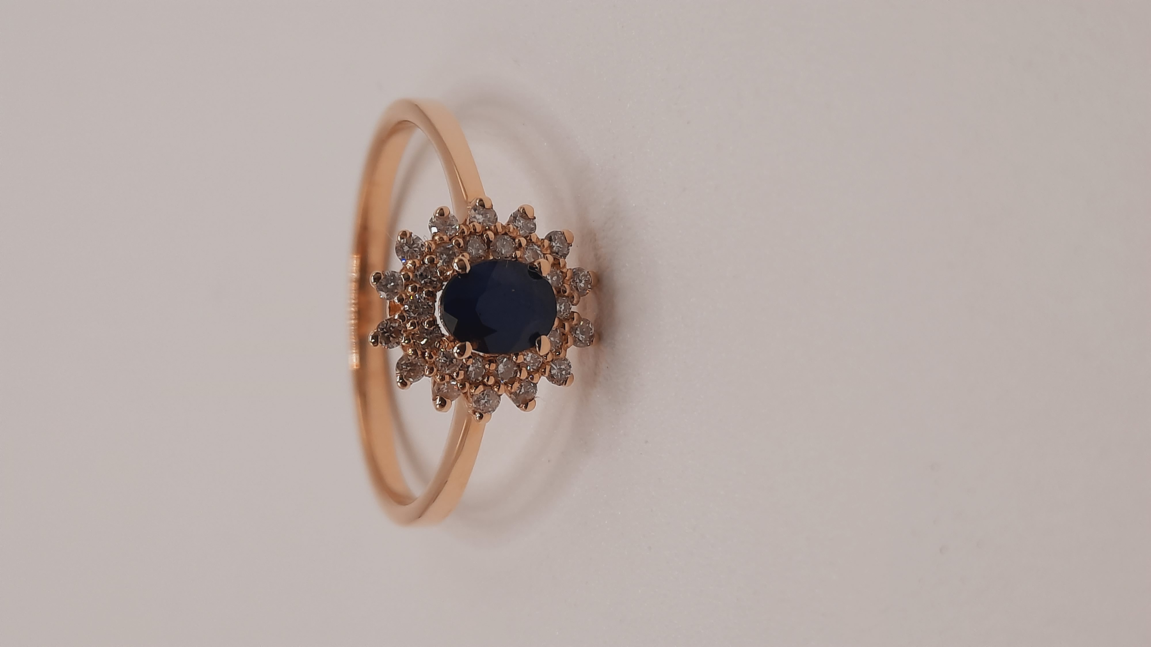 Deze prachtige diamant-saffier 14kt ring, modelnummer 0002254, is een sieraad van ongekende schoonheid. Gemaakt van 14-karaats goud, bevat het een schitterende briljant geslepen diamant (0.25 ct, SI1, H-kleur) en een saffier. Perfect voor dagelijks gebruik of speciale gelegenheden. Draag het solo of combineer met andere ringen voor een stijlvolle look. Geschikt voor maat 56.