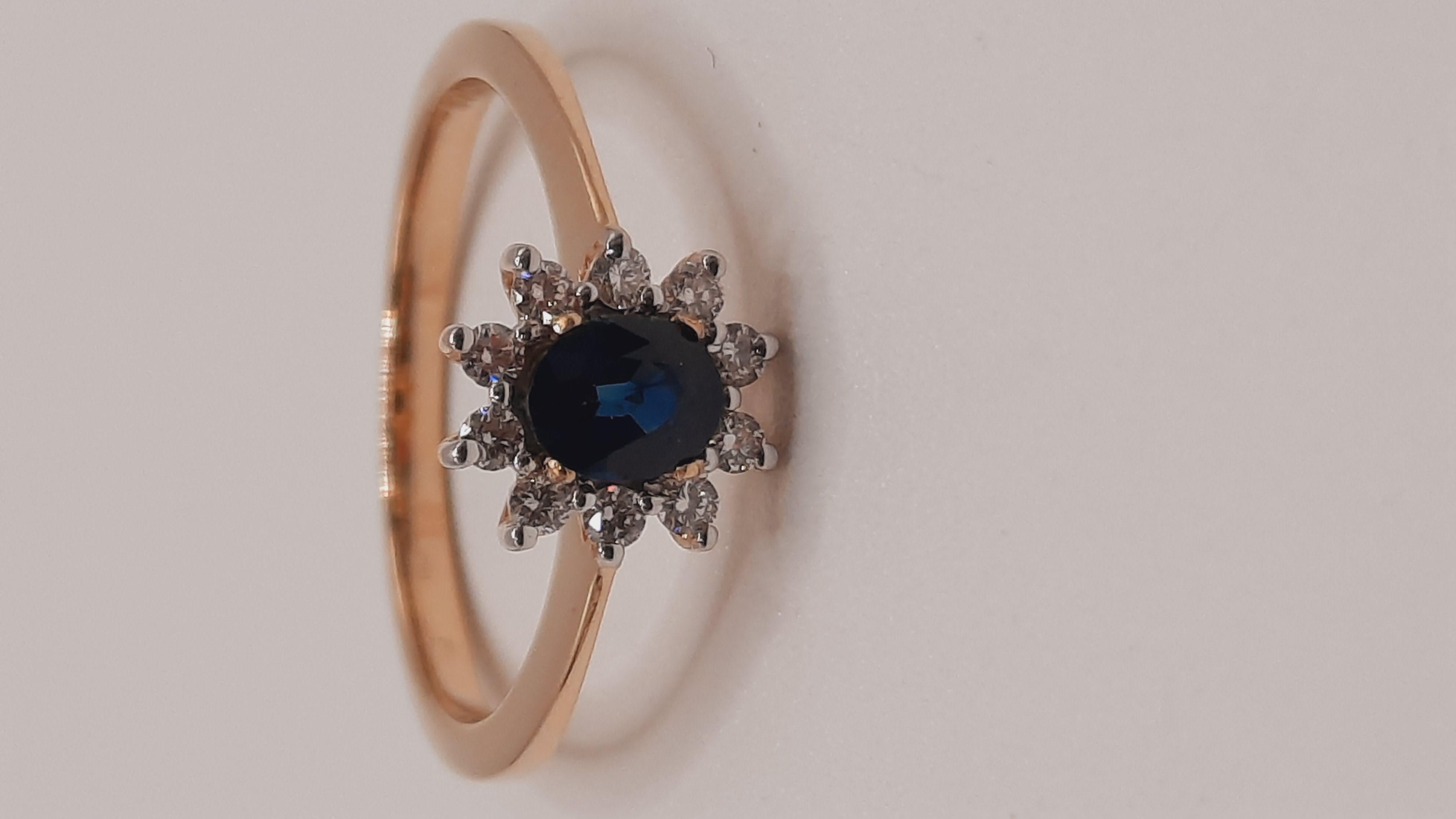 Deze prachtige 14kt gouden ring combineert een schitterende briljante diamant (SI1, kleur H) met een elegante saffier. De ring, met maat 55, straalt verfijning uit en is perfect voor zowel formele als alledaagse gelegenheden. Draag hem solo voor een subtiele glans of combineer met andere sieraden voor extra glamour. Een tijdloos pronkstuk voor uw collectie.