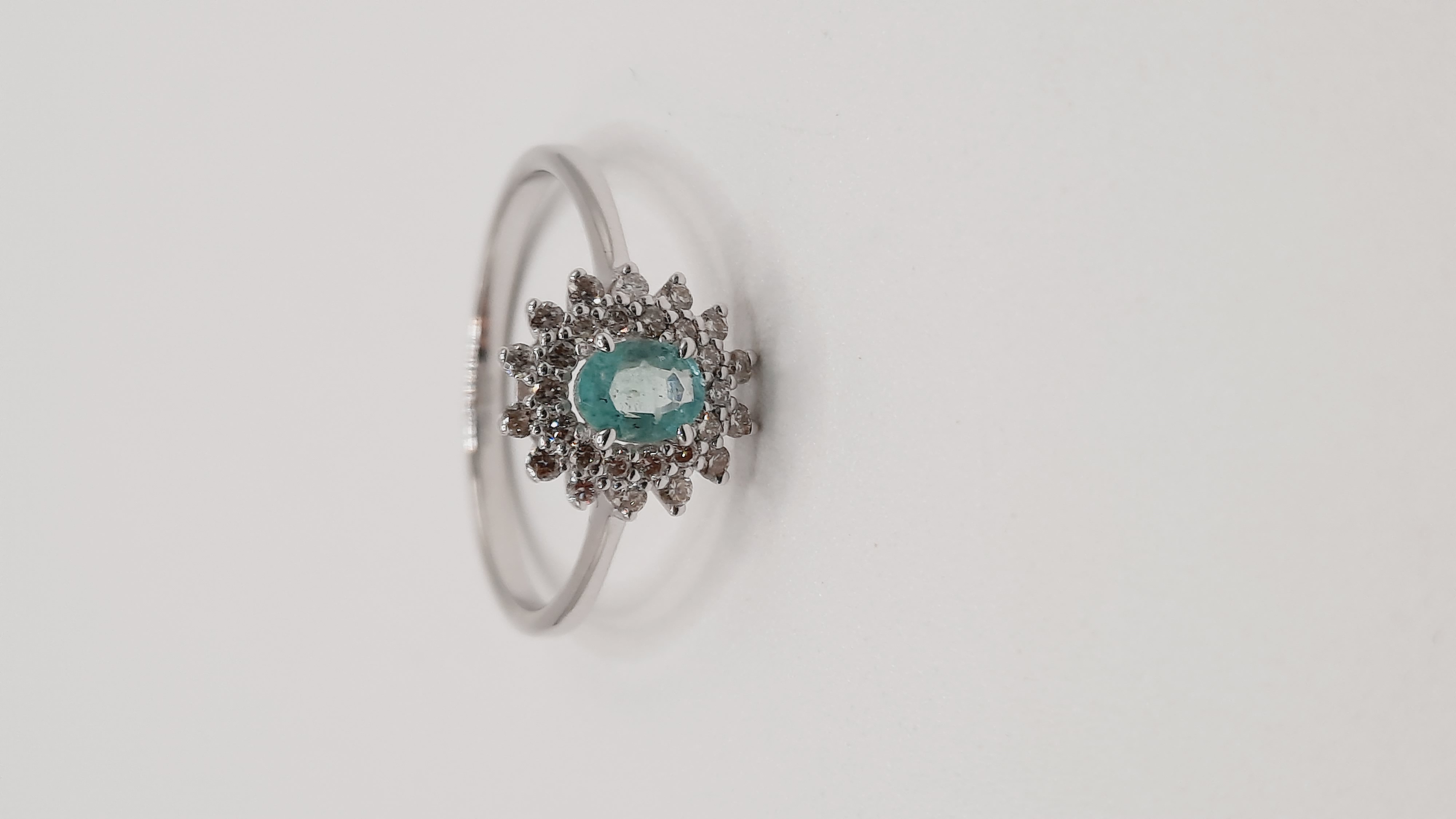 De diamant-smaragd ring 14kt, modelnummer 0002256, is een prachtige juweel. Gemaakt van witgoud en bezet met 28 briljant geslepen SI1 H-kleur diamanten, met een totaal karaatgewicht van 14kt. Perfect voor elegante gelegenheden. Draag deze ring op een formele cocktailparty of bij een speciale viering voor een verfijnde uitstraling. Ringmaat: 55.