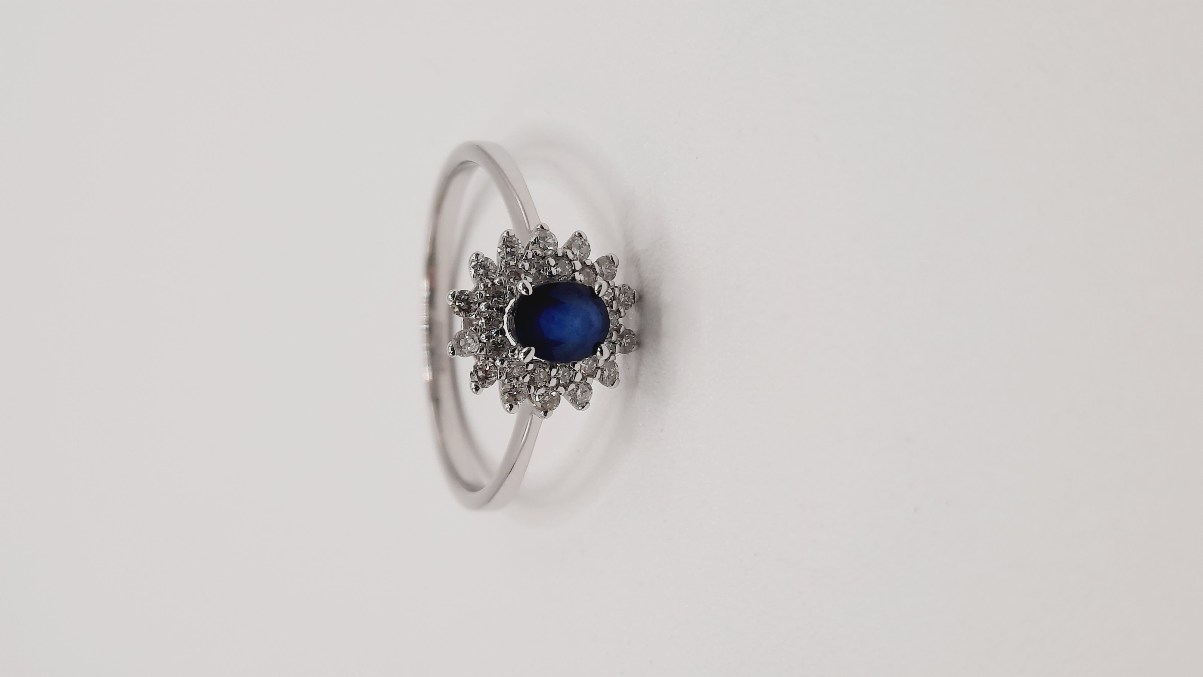 De Diamant-Saffier 14kt ring, modelnummer 0002257, is een verfijnd sieraad in witgoud met een diameter van 55 mm. Met een briljant geslepen diamant (SI1, H) en een prachtige saffier, straalt deze ring elegantie uit. Draag dit elegante juweel bij feestelijke gelegenheden of als dagelijkse luxe. Perfect voor een stijlvolle aanvulling op elke outfit.