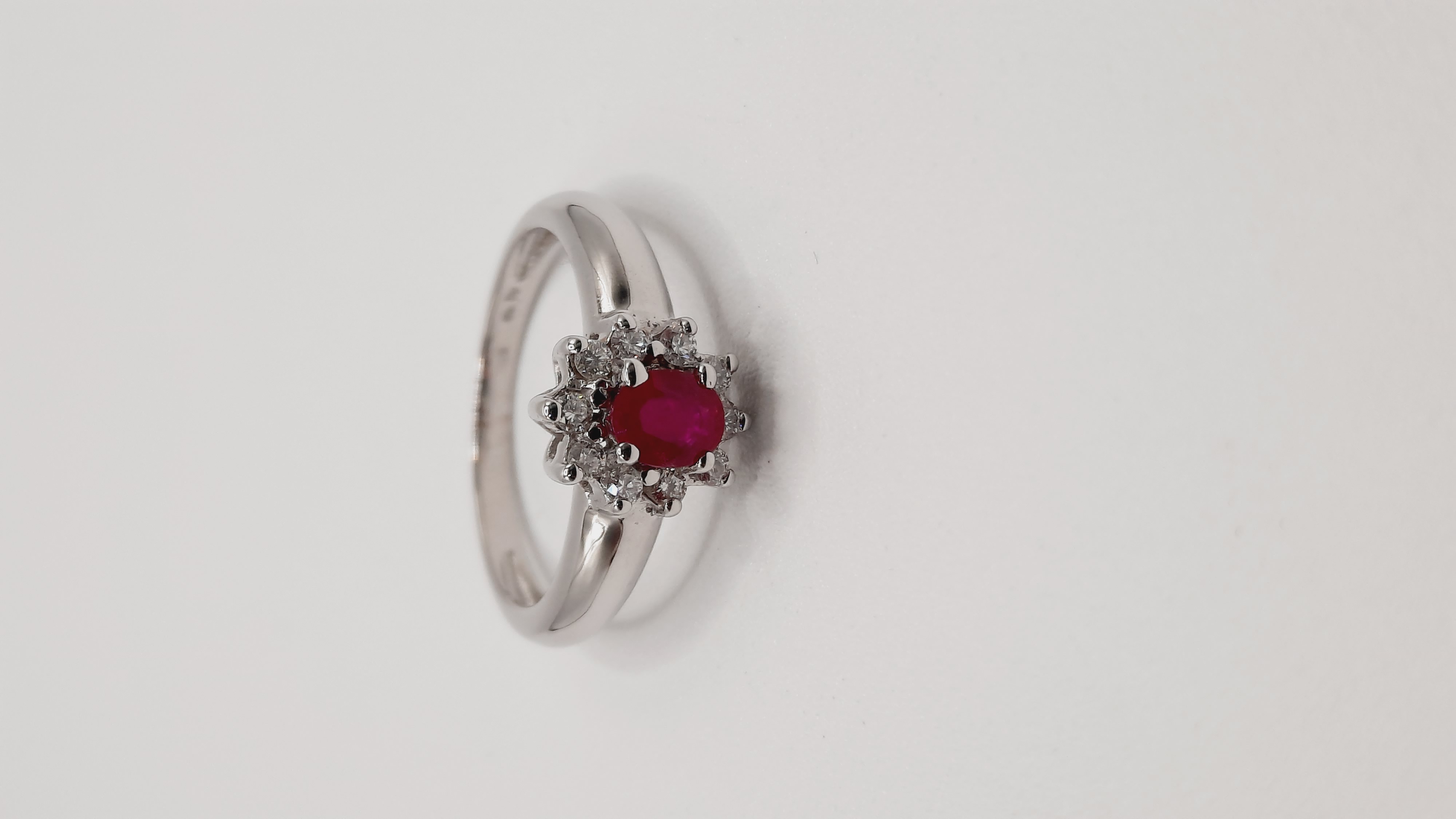 Deze prachtige ring, modelnummer 0002258, combineert een briljante witte diamant (SI1, H-kleur) van 0,41 karaat met een elegante robijn. Gemaakt van 14-karaats goud, straalt hij luxe uit. Draag deze ring als een verfijnd statementstuk bij speciale gelegenheden om zijn schoonheid en vakmanschap echt te laten schitteren. Perfect voor wie elegantie waardeert.