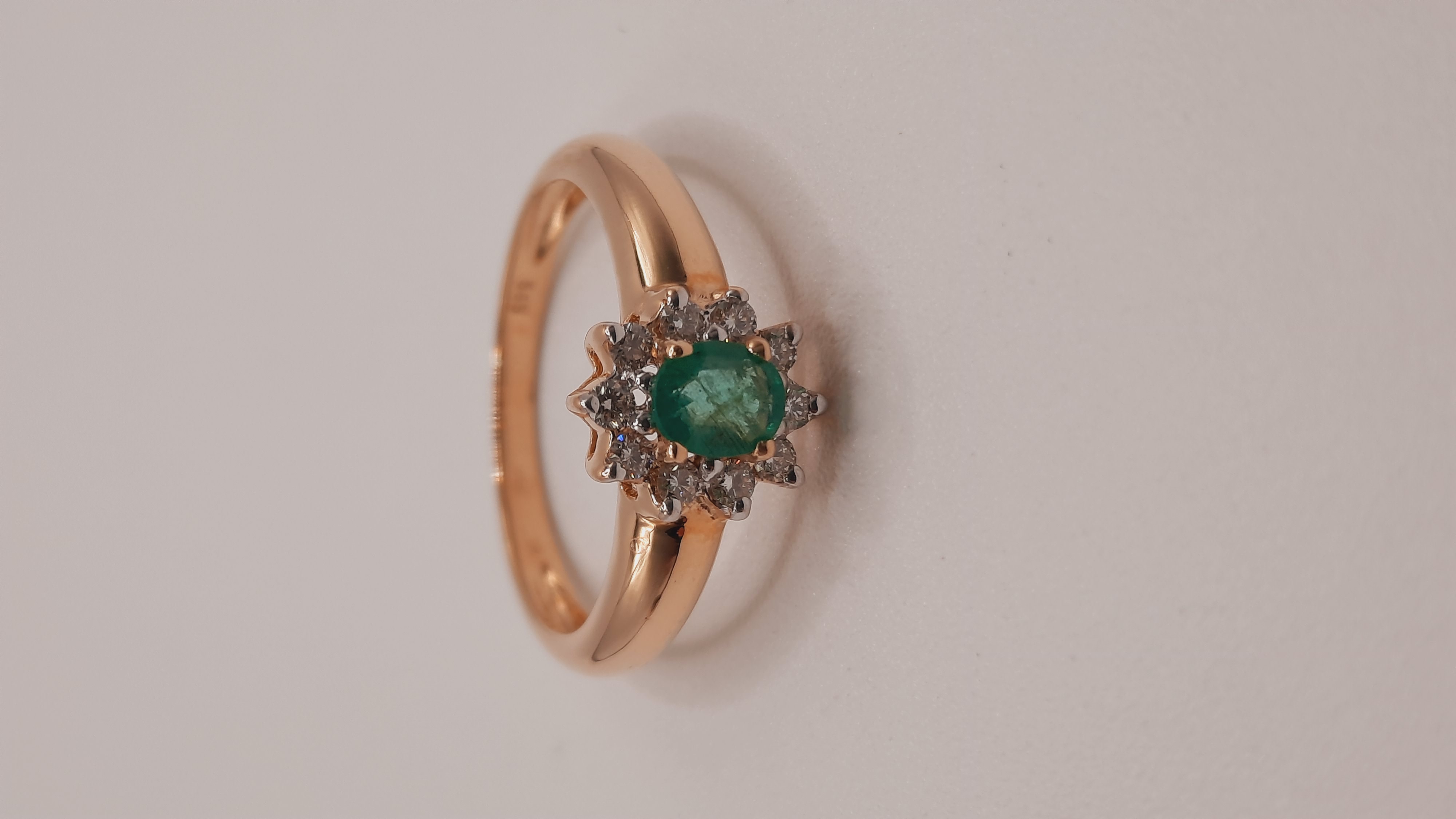 De Diamant-Smaragd 14kt ring, model 0002260, biedt een luxueuze uitstraling met 14 karaat goud. Deze ring heeft een briljantgeslepen SI1 diamant van 0.29 karaat en een smaragd. Perfect voor speciale gelegenheden. Draag deze betoverende goudkleurige ring als statement-stuk voor een elegante en verfijnde look. Diameter: 55 mm. Ideaal voor elke sieradenliefhebber.