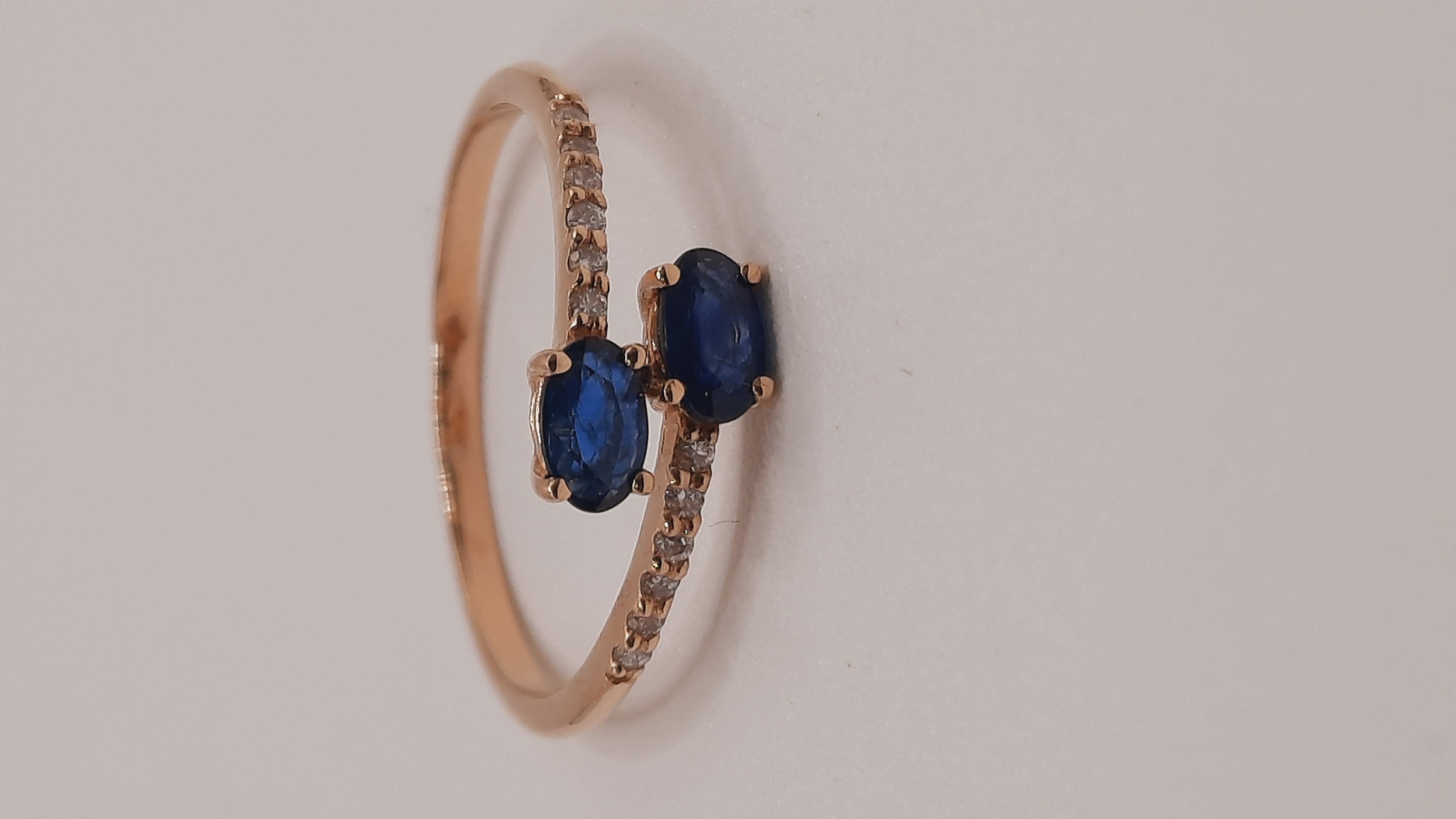De Diamant-Saffier 14kt ring, modelnummer 0002261, combineert elegantie en verfijning. Deze gouden ring met diamanten van SI1-zuiverheid en H-kleur heeft een briljante slijpvorm en twee saffieren stenen. Ideaal voor speciale gelegenheden of dagelijkse luxe. Draag het als een statement stuk, solo of gecombineerd met andere sieraden voor een gelaagde look.