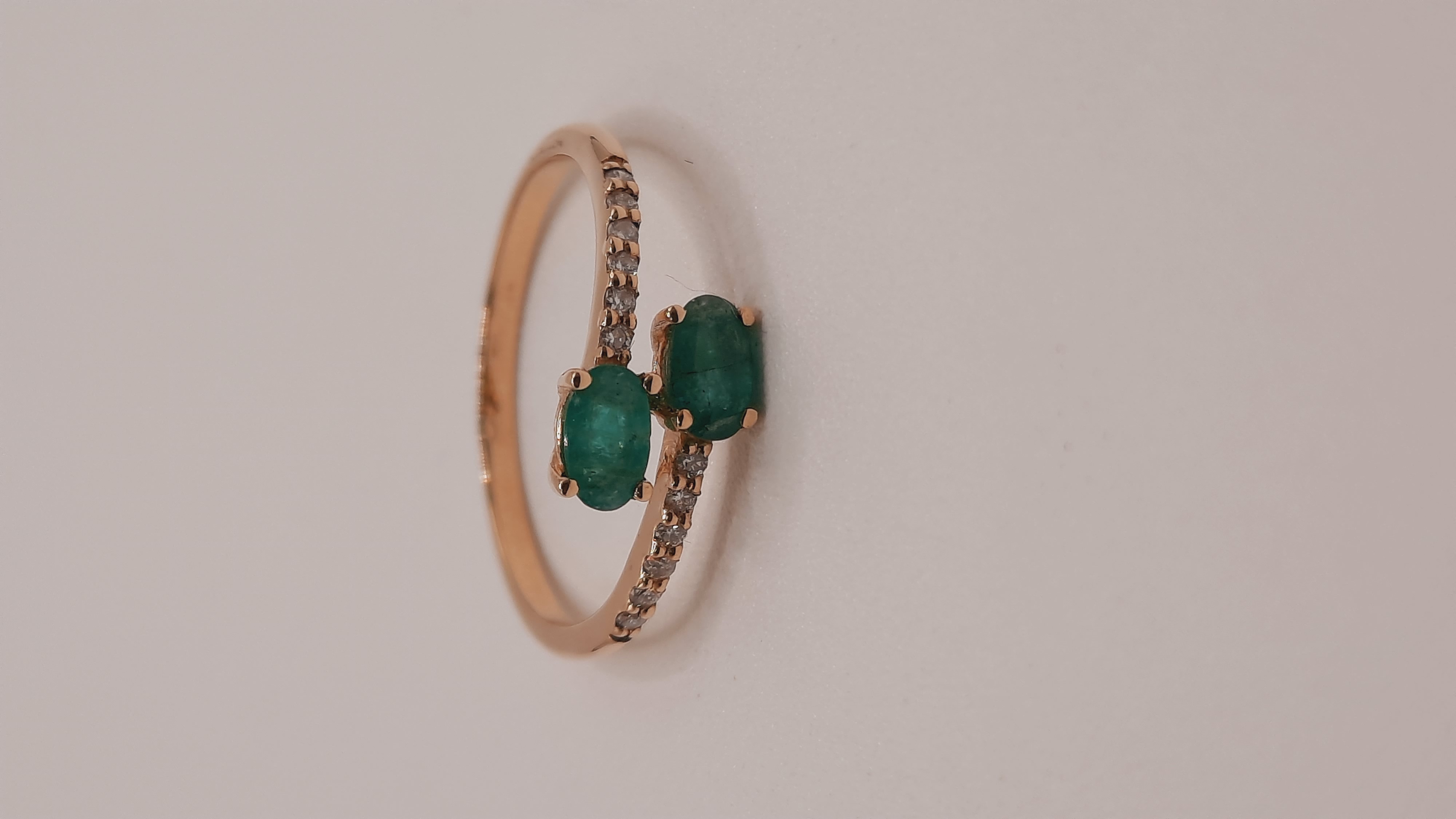 De Diamant-Smaragd 14kt ring (modelnummer 0002262) straalt luxe uit. Deze gouden ring is ontworpen met 2 briljant geslepen diamanten (SI1, H-kleur) en een smaragd, met een totaal karaatgewicht van 14kt en een diameter van 55. Perfect voor speciale gelegenheden, draag het als een statement stuk om elegantie en verfijning aan je look toe te voegen.