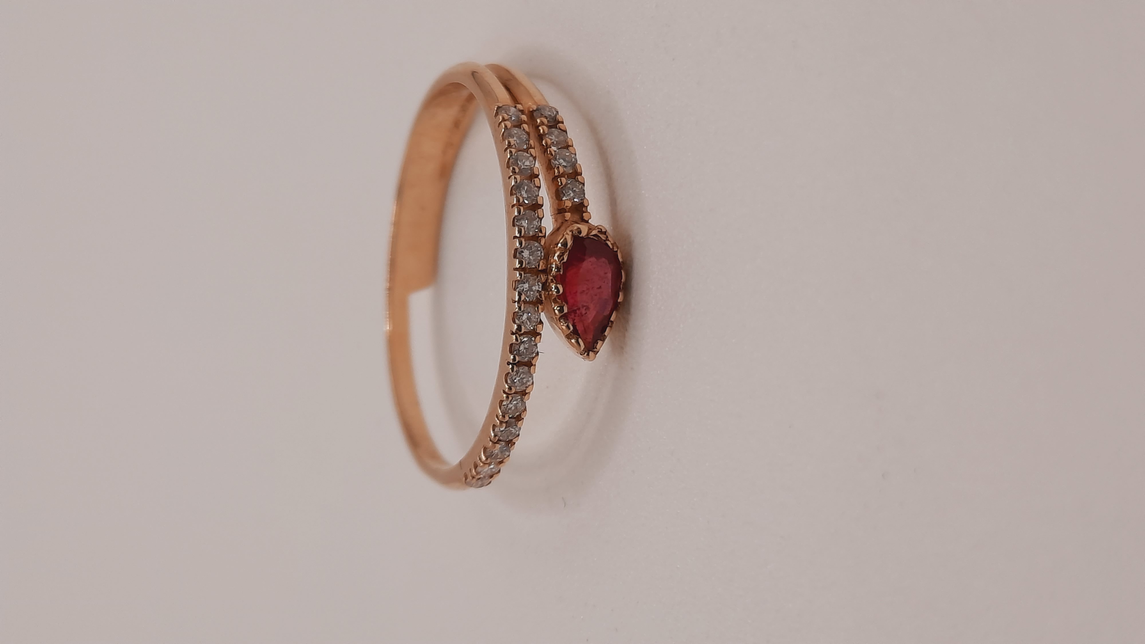 mooi gouden ring 14kt
met diamant en robijn 