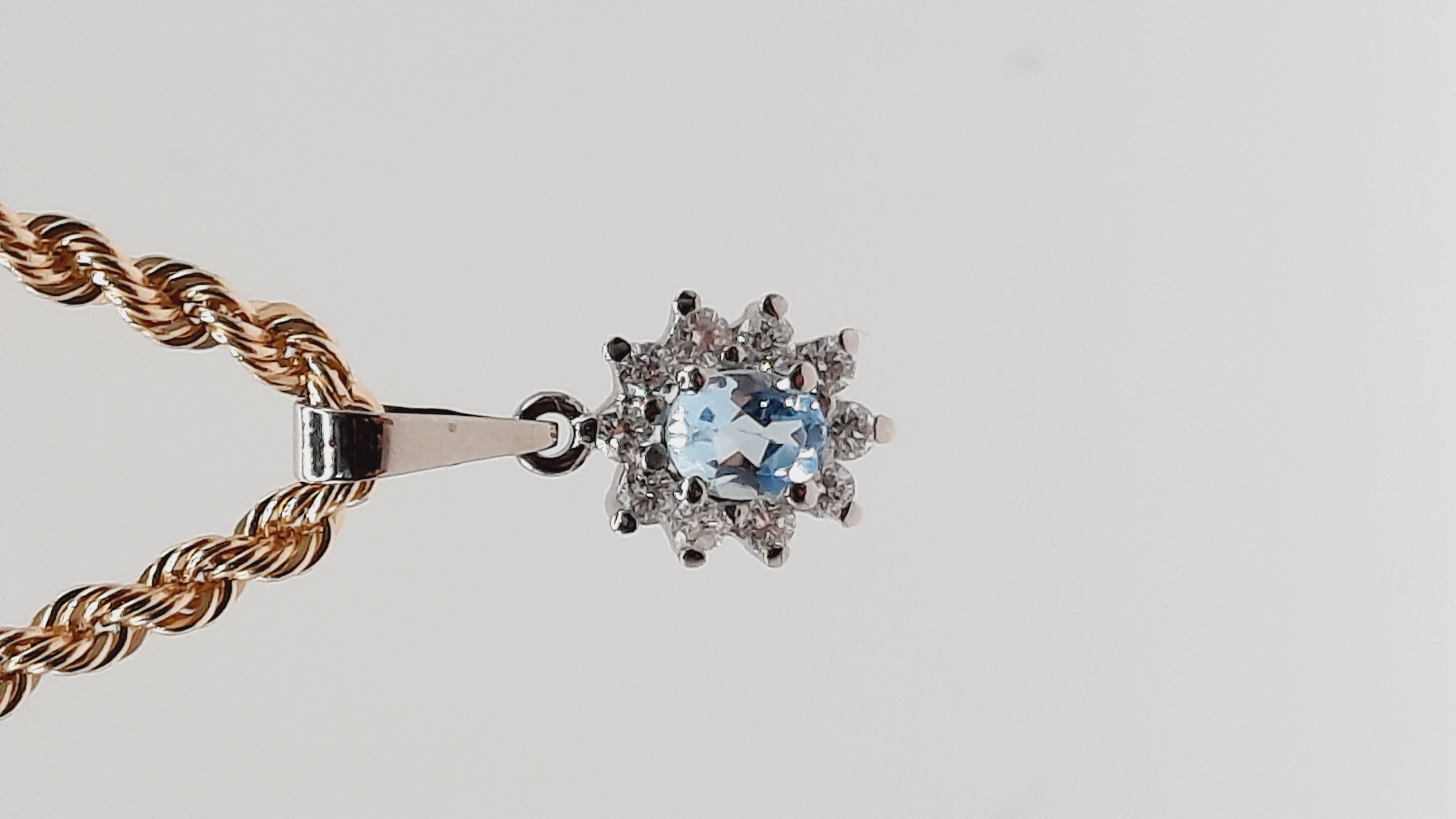 mooi witgouden ketting hanger 
14kt met diamant en topaas 
