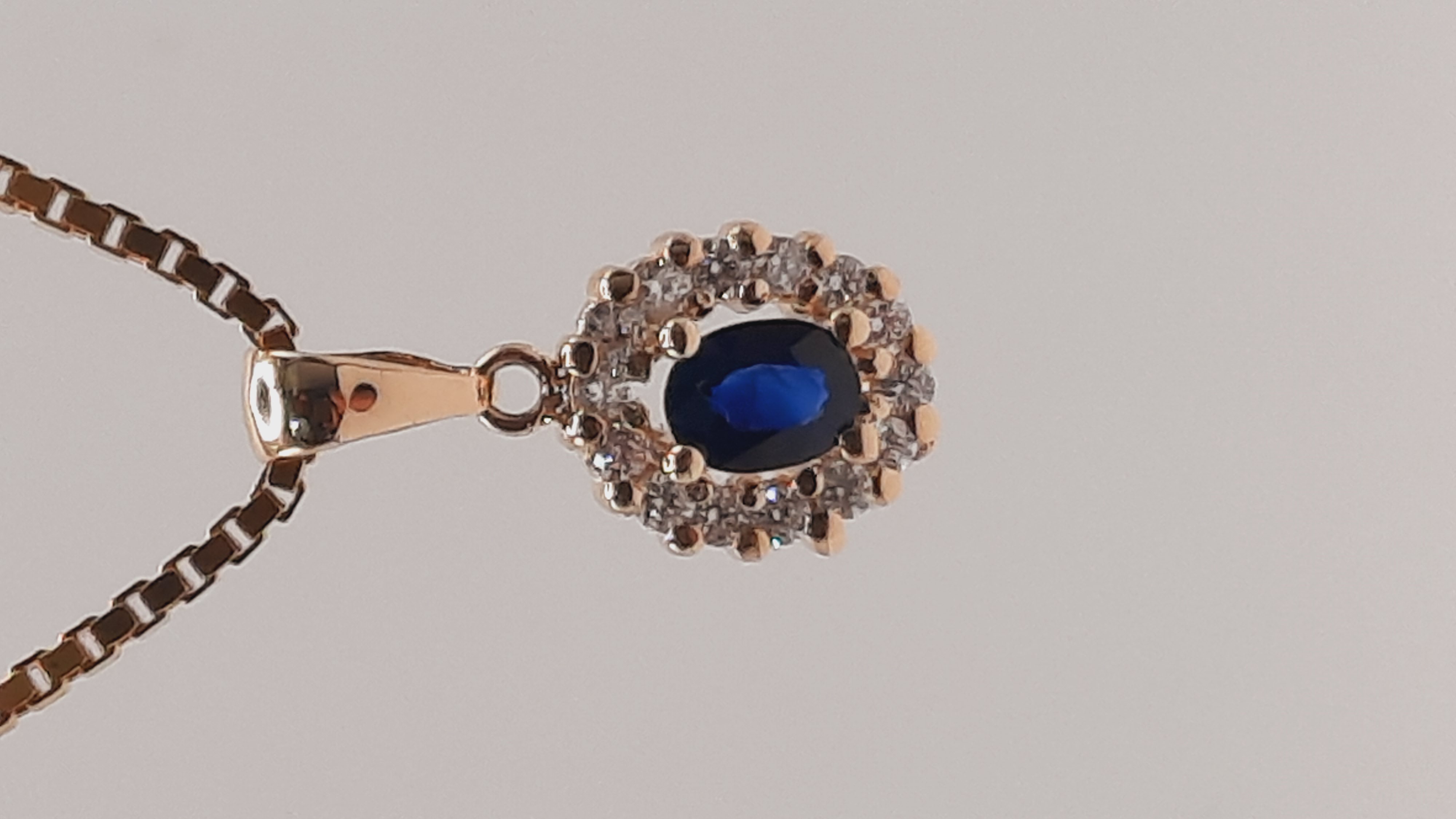 De Diamant-Saffier hanger met modelnummer 0002265 is een verfijnd sieraad dat luxe uitstraalt. Gemaakt van 14 karaat goud, heeft het een briljant geslepen diamant van 0,45 karaat (SI1, H kleur) en een prachtige saffier. Perfect om te dragen bij formele gelegenheden of als statement stuk bij feestelijke outfits. Voeg elegantie toe aan elke look.