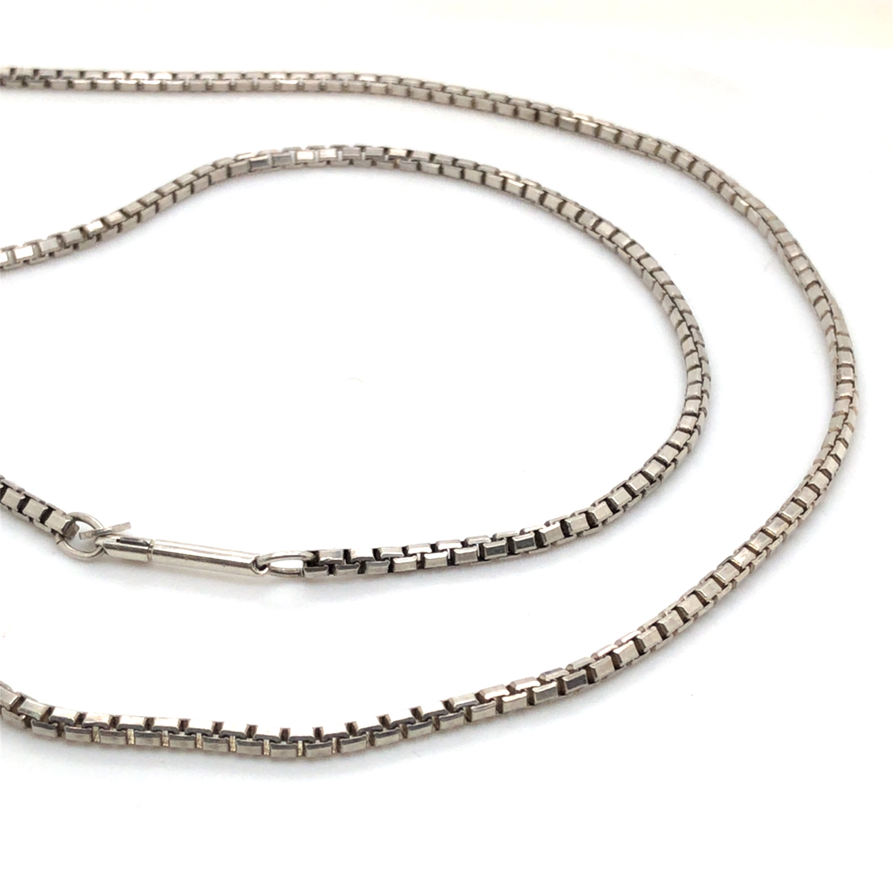 Diese HALS6 Halskette Venezianer besteht aus hochwertigem 925er Silber und hat eine Länge von 61 cm. Sie ist vielseitig einsetzbar und passt zu jedem Outfit. Trage sie alleine als Statement-Stück oder kombiniere sie mit anderen Halsketten für einen trendigen Layering-Look. Ein Must-Have für jede Schmucksammlung!