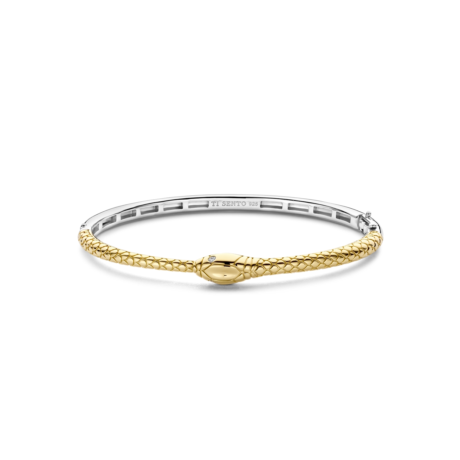 Ervaar vintage-geïnspireerde luxe met deze TI SENTO vergulde zilveren slangenarmband 23058SY. Gemaakt van 925 sterling zilver en bedekt met glanzend geelgoud, heeft dit statement stuk een intrigerend slangenontwerp. De ogen van de slang, met twee fonkelende cubic zirconia-stenen, stralen een betoverende intensiteit uit. Als symbool van zowel wijsheid als verleiding, wordt de slang opnieuw vormgegeven als een krachtig en elegant accessoire. Deze armband is perfect voor de moderne vrouw die durft op te vallen. Versterk je dagelijkse look met dit bijzondere stuk. Draag het alleen voor een gedurfde statement of combineer het met andere TI SENTO armbanden voor een zorgvuldig samengestelde look die alle aandacht trekt. Met zorg vervaardigd voor gevoelige huid, garandeert deze nikkelvrije en hypoallergene armband blijvend comfort en kwaliteit.