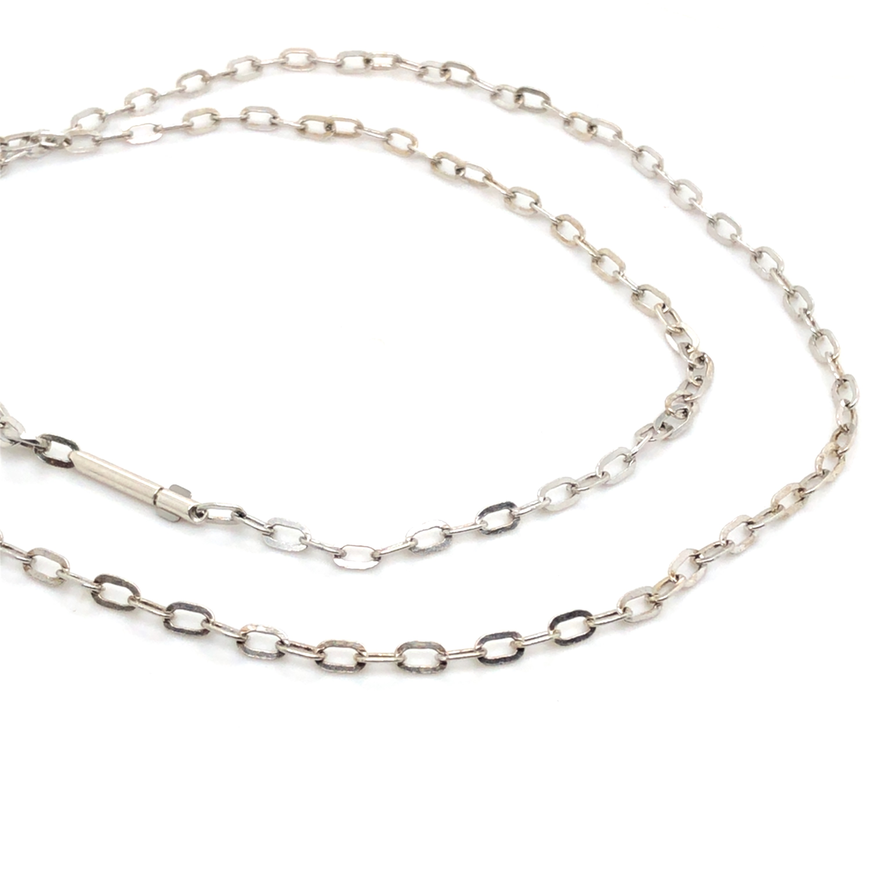 Diese Silber 925 Ankerkette mit einer Länge von 56 cm ist ein zeitloses Schmuckstück, das jedem Outfit einen eleganten Touch verleiht. Die hochwertige Verarbeitung und das klassische Design machen sie zu einem vielseitigen Accessoire für den Alltag oder besondere Anlässe. Tragen Sie sie allein als schlichtes Statement oder kombinieren Sie sie mit anderen Ketten für einen angesagten Layering-Look.