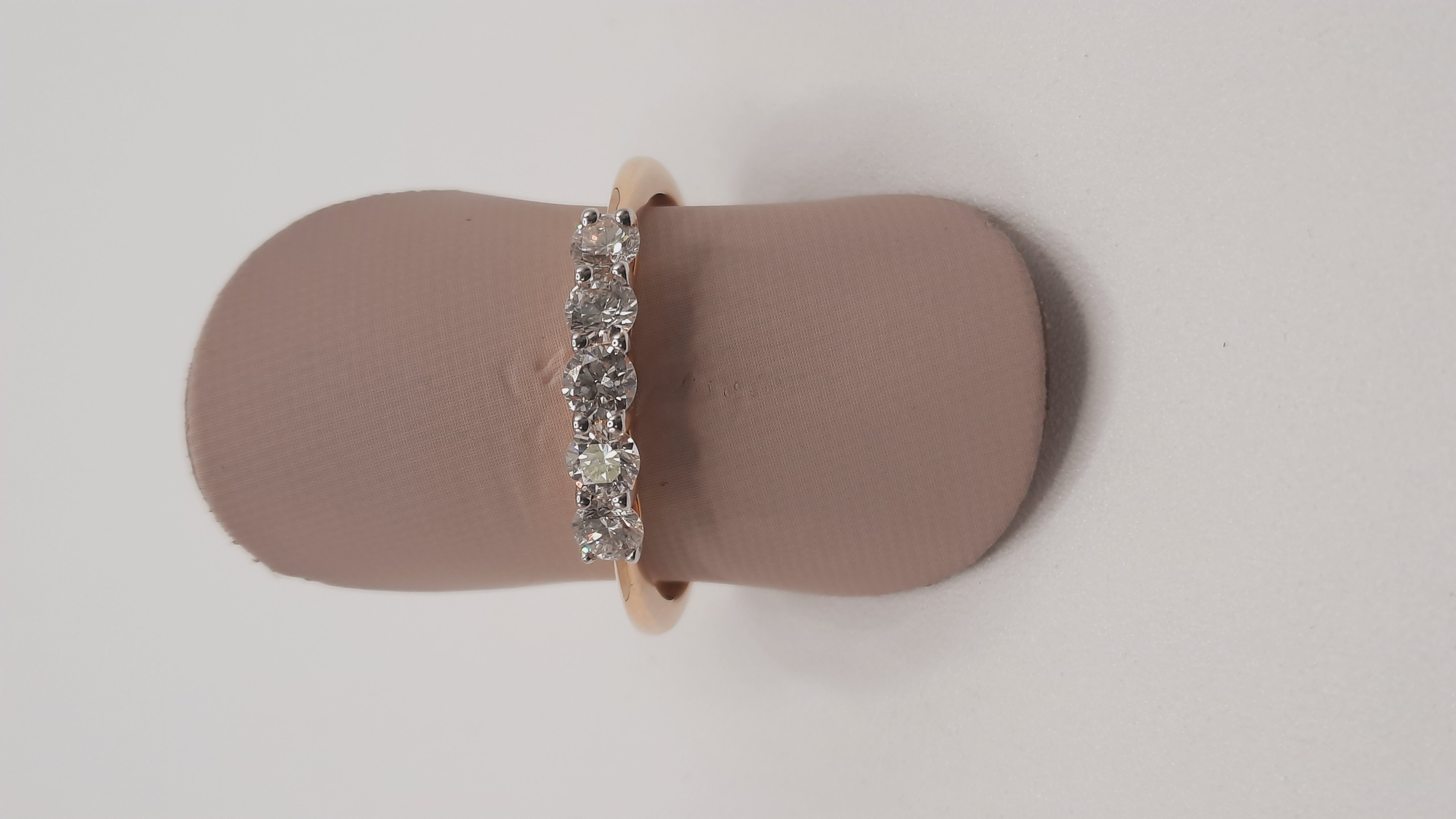 De verlovingsring modelnummer 0002266 is een prachtige gouden ring met 14kt goud. Het beschikt over vijf briljant geslepen diamanten van 0.49 karaat, met een zuiverheid van SI1 en een kleur van H (Wesselton). De ring heeft een diameter van 56 en is nikkelvrij, ideaal voor dagelijks dragen. Perfect voor een elegante verloving.