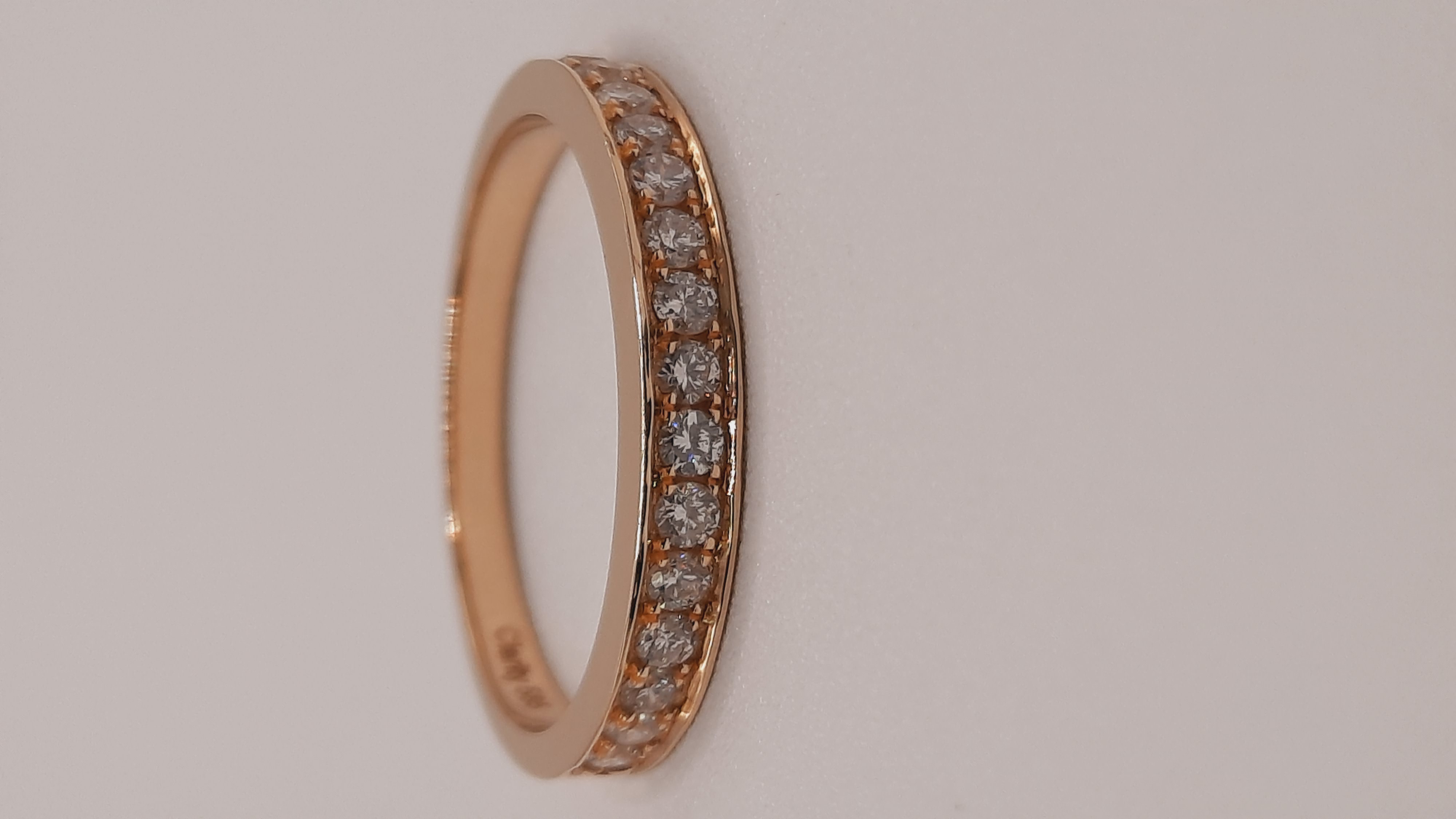 De Diamanten Verlovingsring 14kt, modelnummer 0002268, is een prachtige gouden ring met 15 briljant geslepen diamanten van 0,33 karaat elk, met een zuiverheid van SI1 en kleur F. Deze verfijnde ring, maat 54, straalt elegantie uit. Draag hem solo of in combinatie met andere sieraden voor een elegante en sprankelende look.