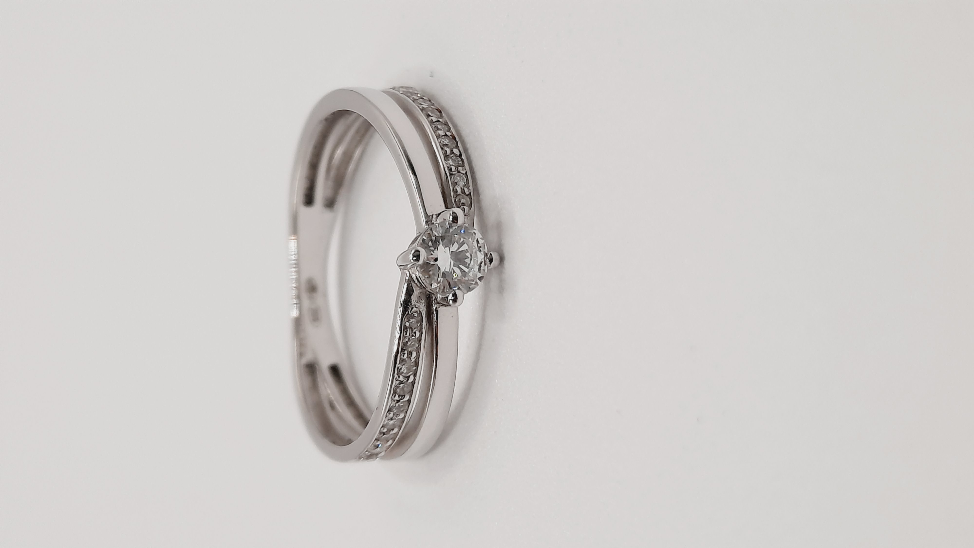 De Diamant Verlovingsring 18kt, modelnummer 0002269, is een schitterende juweelring gemaakt van 18 karaat witgoud. Hij bevat 19 briljant geslepen diamanten van 0.20 karaat met SI1 zuiverheid en H (White Wesselton) kleur. Draag deze elegante ring op een speciale gelegenheid om een luxueuze en tijdloze uitstraling te geven aan je look.