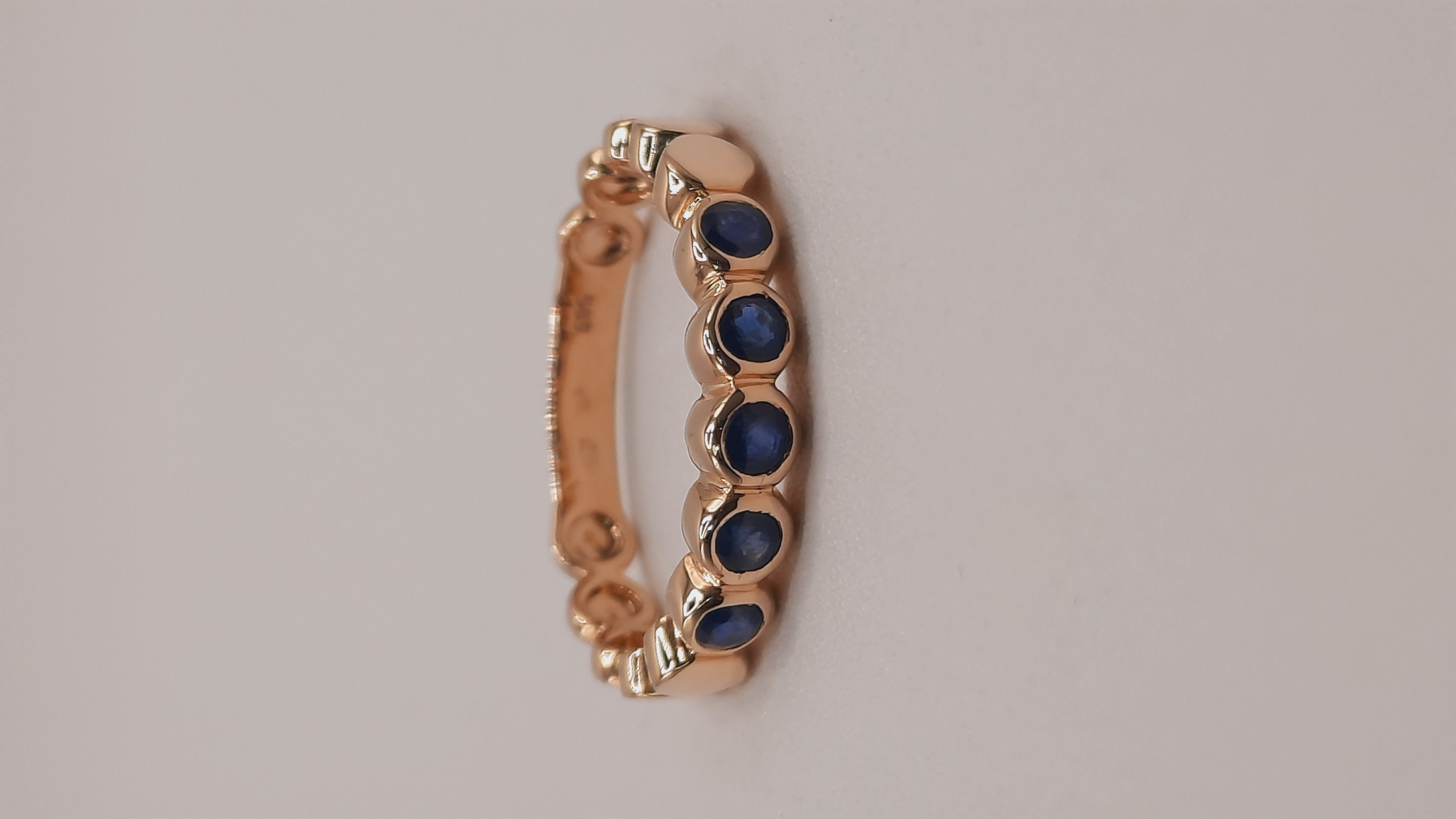 Deze prachtige ring, model 0002271, is gemaakt van 14kt goud en heeft een elegante goudkleurige uitstraling. De ring is versierd met vijf schitterende saffieren met een totaal gewicht van 0,46 karaat. Perfect voor speciale gelegenheden; draag deze ring als opvallend statement accessoire bij feestelijke outfits of als verfijnde toevoeging aan je dagelijkse look.