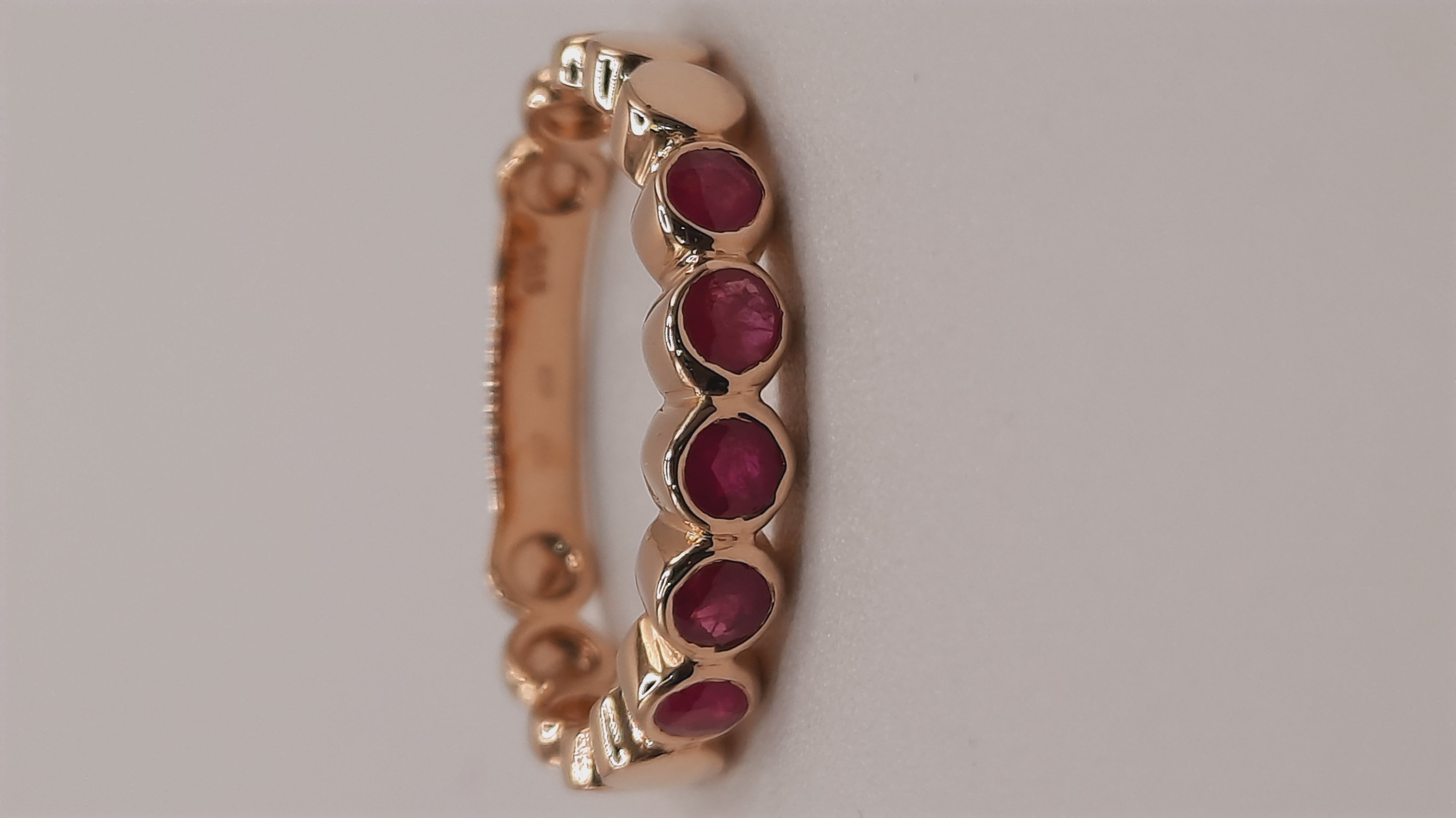 Product 0002272: Deze verfijnde robijnring heeft een elegant gouden ontwerp met 5 robijnen van in totaal 0,46 karaat, geaccentueerd in 14kt goud. Beste gedragen om een vleugje luxe en kleur aan je dagelijkse outfit toe te voegen, of als een blikvanger bij speciale gelegenheden. Perfect voor diegenen die houden van goud en robijnenschittering.
