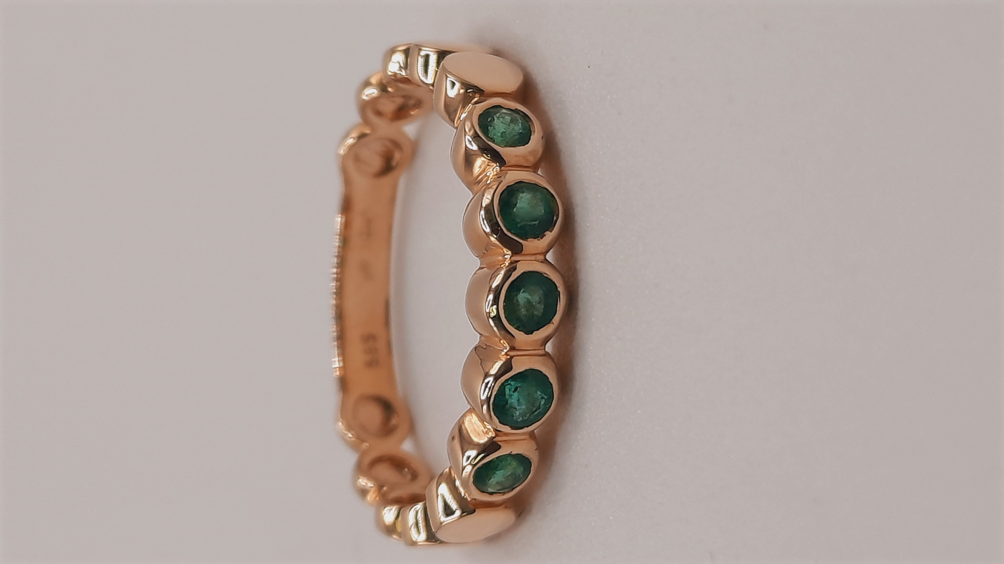 De smaragd ring met modelnummer 0002273 is een elegante 14k gouden ring met een total carat gewicht van 14kt. De ring is goudkleurig en heeft een maat van 55. Versierd met 5 smaragden met een totaal gewicht van 0,33 ct, is het een perfecte aanvulling voor speciale gelegenheden of dagelijks gebruik. Draag hem op zichzelf voor een verfijnde look.