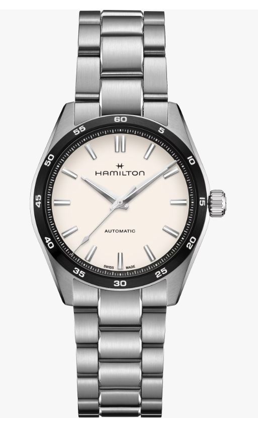 De Jazzmaster Performer lijn, die is gemaakt voor iedereen die van functioneel én stijlvol houdt, staat garant voor een krachtige, sportieve en chique uitstraling. De Jazzmaster Performer Automatic, aangedreven door het H-10 automatische uurwerk met een gangreserve van 80 uur, is uitgerust met een roestvrijstalen kast van 38 mm, geaccentueerd door een strakke, witte gezandstraalde wijzerplaat en een verfijnde, roestvrijstalen armband.