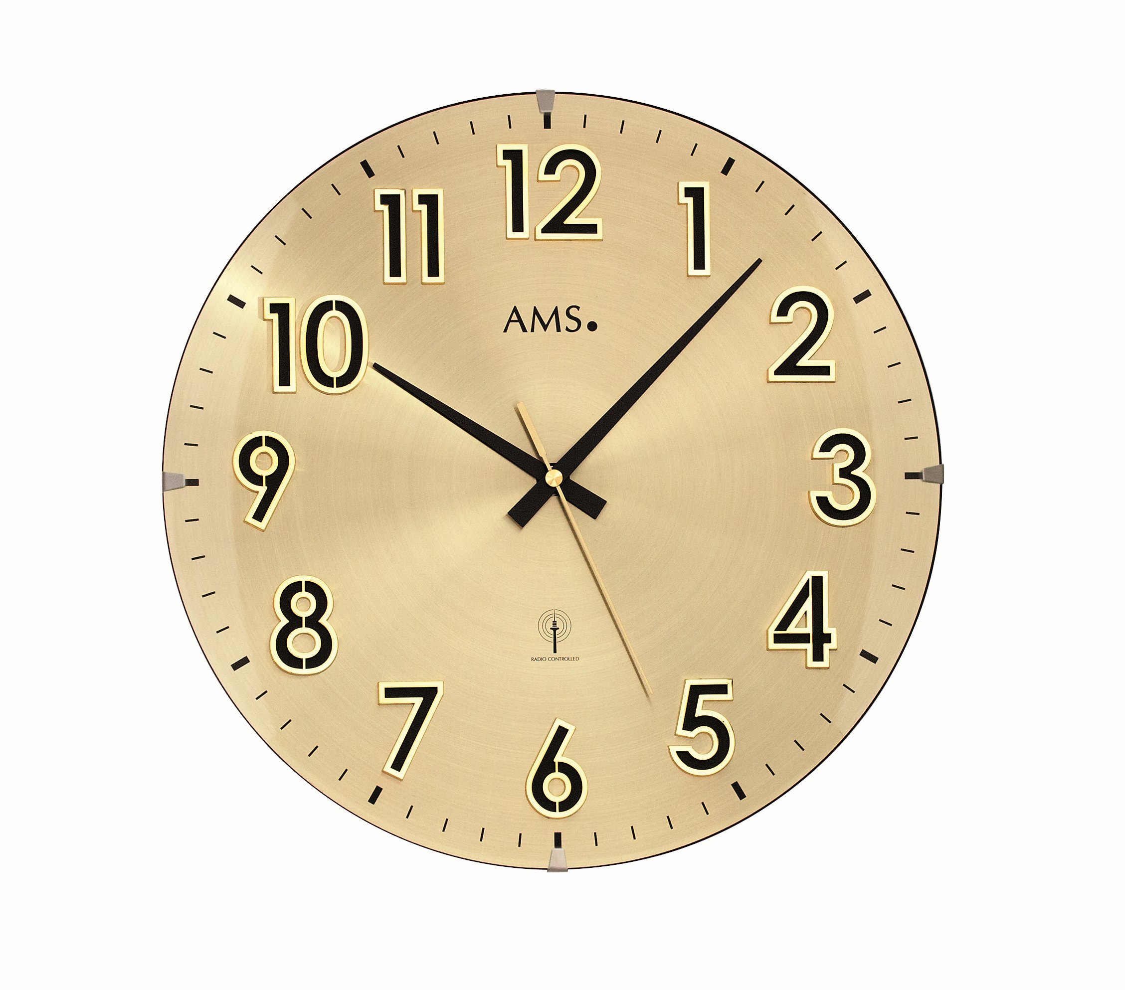 Deze metalen AMS Wandklok F5974 heeft een prachtig gedetailleerde wijzerplaat met Messingkleur (ook wel goudkleurig genoemd).  Daarnaast is de wijzerplaat beschermd door het heldere mineraalglas welke gebold de wijzerplaat afdekt. Bovendien is deze goed leesbare klok voorzien van zendergestuurde tijd. De radio-controlled klok heeft contact via DCF77 met de zender in Frankfurt. Dit zorgt er dus voor dat u altijd de juiste tijd heeft. Ook om de zomer- of wintertijd hoeft u niet meer te denken: dit gaat automatisch.
Na levering en het plaatsen van de door ons verstrekte batterij, hoeft u alleen maar te wachten. De klok zoekt vanzelf de correcte tijd op (let op: dit kan soms even duren)
Tot slot zijn het de details wat deze klok met Quartz uurwerk afmaakt: opvallende opgelegde (uitstekende) cijfers alsook een stijlvolle secondewijzer.