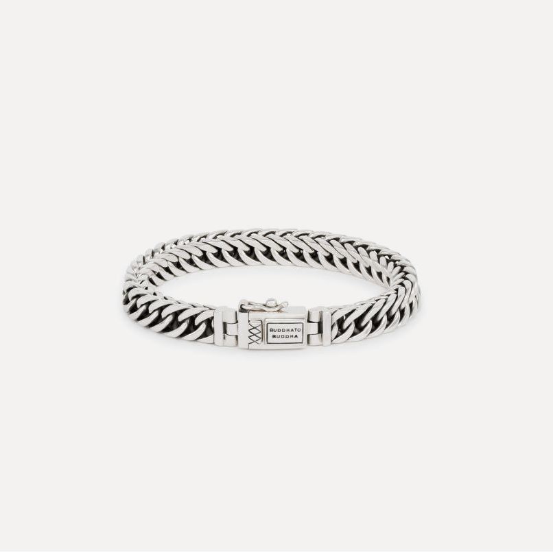 Buddha to Buddha staat voor unieke, handgemaakte sieraden met een tijdloze, robuuste uitstraling. De sieraden, zoals ringen, armbanden en kettingen, zijn herkenbaar aan hun gevlochten en karakteristieke designs.