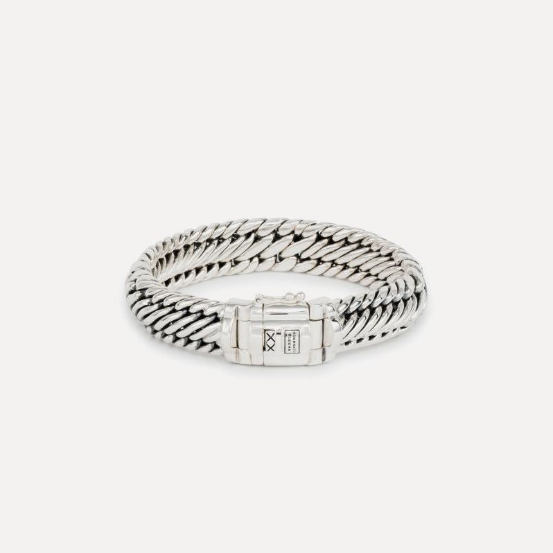 Buddha to Buddha staat voor unieke, handgemaakte sieraden met een tijdloze, robuuste uitstraling. De sieraden, zoals ringen, armbanden en kettingen, zijn herkenbaar aan hun gevlochten en karakteristieke designs.