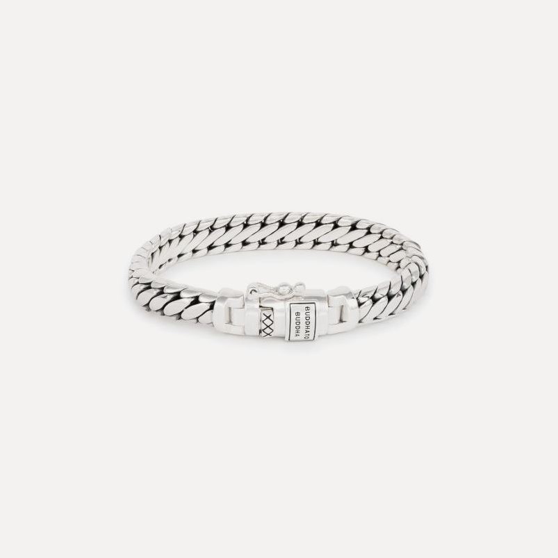 Buddha to Buddha staat voor unieke, handgemaakte sieraden met een tijdloze, robuuste uitstraling. De sieraden, zoals ringen, armbanden en kettingen, zijn herkenbaar aan hun gevlochten en karakteristieke designs.