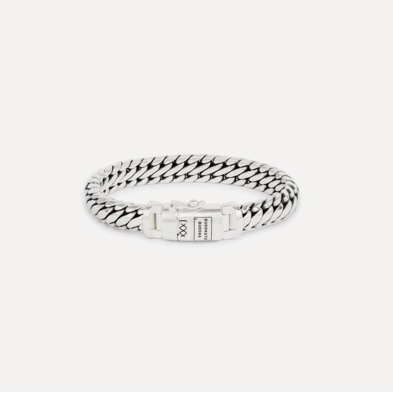 Buddha to Buddha staat voor unieke, handgemaakte sieraden met een tijdloze, robuuste uitstraling. De sieraden, zoals ringen, armbanden en kettingen, zijn herkenbaar aan hun gevlochten en karakteristieke designs.